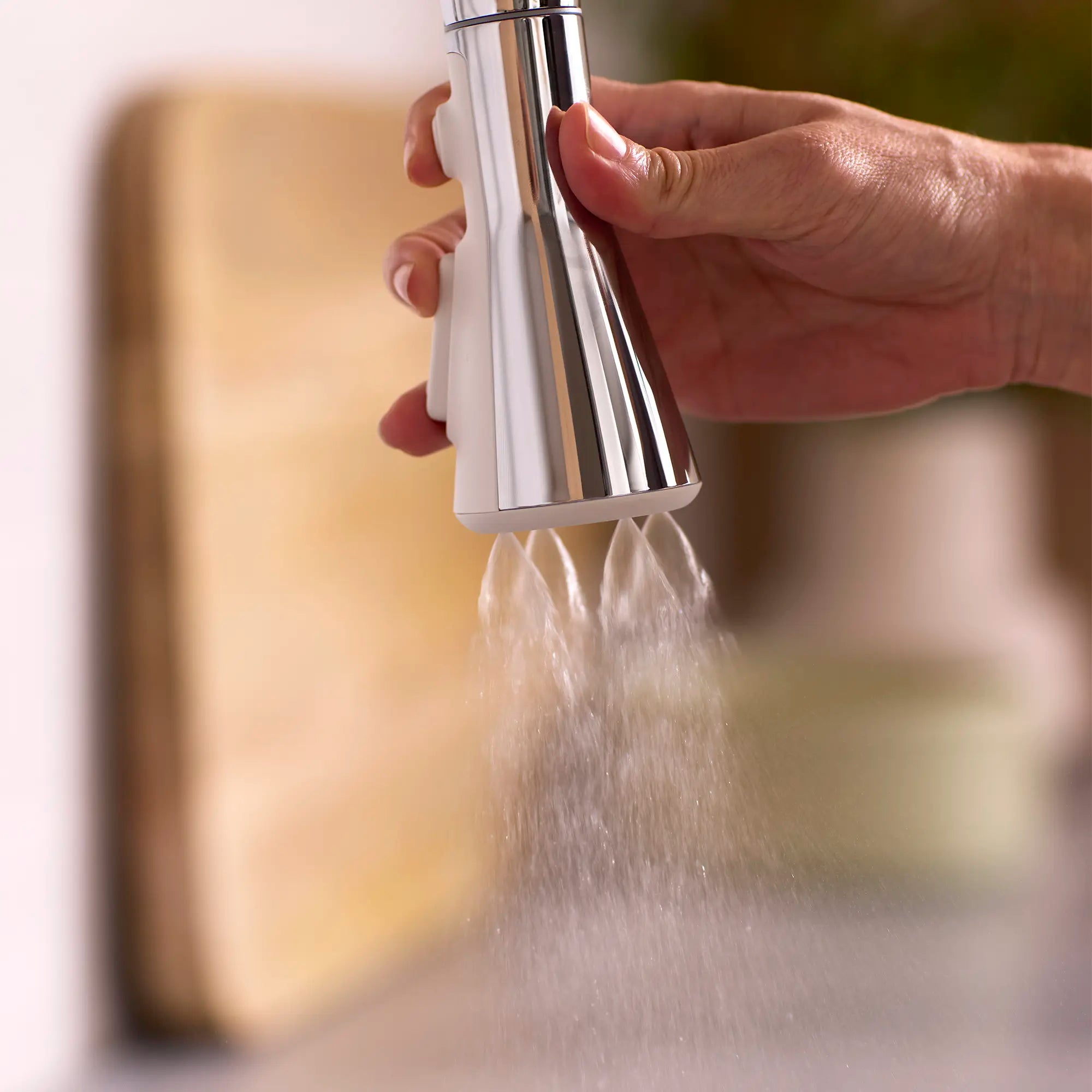 Robinet de cuisine rétractable Aspirations  // CHROME POLI // 262129_Aspirations_Lifestyle_Spray_1048810000_0001_April2025_CDNwebp.webp