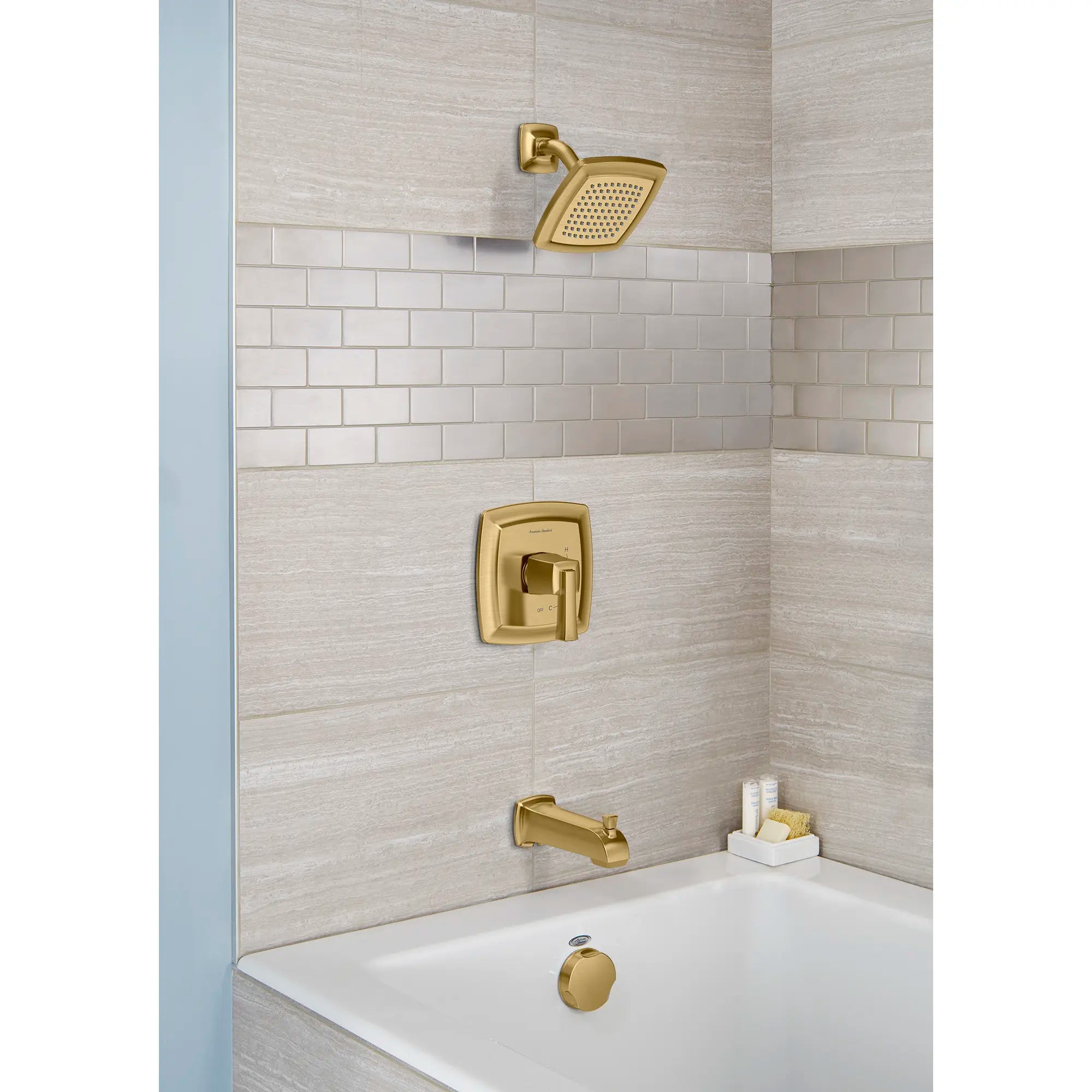 Pomme de douche fixe Townsend® de 6 po, économie d'eau : 1,8 gpm/6,8 L/min // AUBE FRAÎCHE BROSSÉ // 262263_B-TU353508GN0_1660509GN0_0_CDNwebp.webp