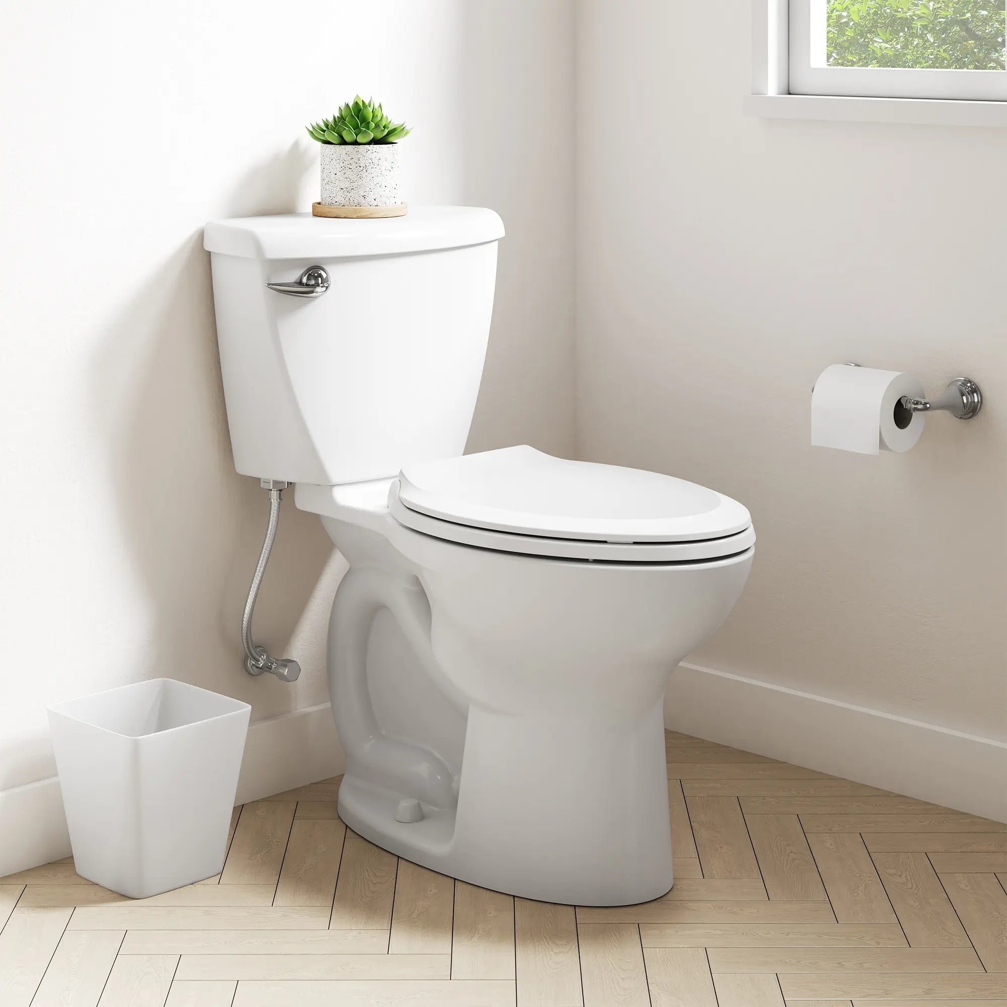 Toilette complète Ravenna® 3, 2 pièces, 1,6 gpc/6,0 lpc, à cuvette allongée à hauteur de chaise et réservoir avec doublure, avec siège // BLANC // 262680_Ravenna_EnvironmentCloseUp_7419756ST.020_0001_APRIL2025_0_CDNwebp.webp