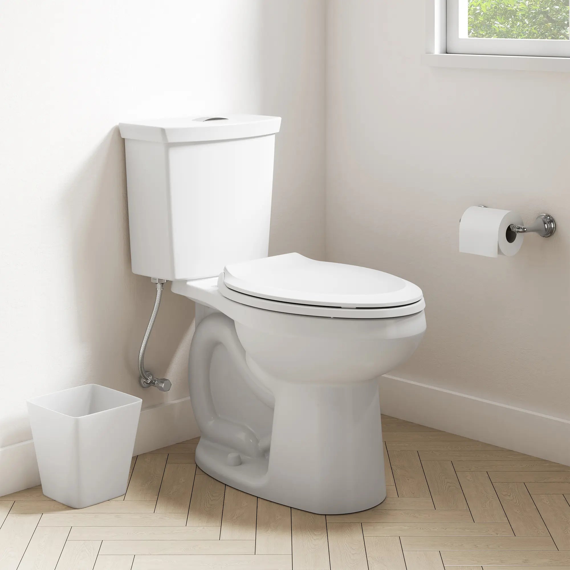Toilette complète Ravenna® 3, 2 pièces, chasse double 1,6 gpc/6,0 lpc,et 1,0 gpc/3,8 lpc, à cuvette allongée à hauteur de chaise et réservoir avec doublure, avec siège // BLANC // 262697_Ravenna_EnvironmentCloseUp_3383516ST.020_0001_APRIL2025_0_CDNwebp.webp