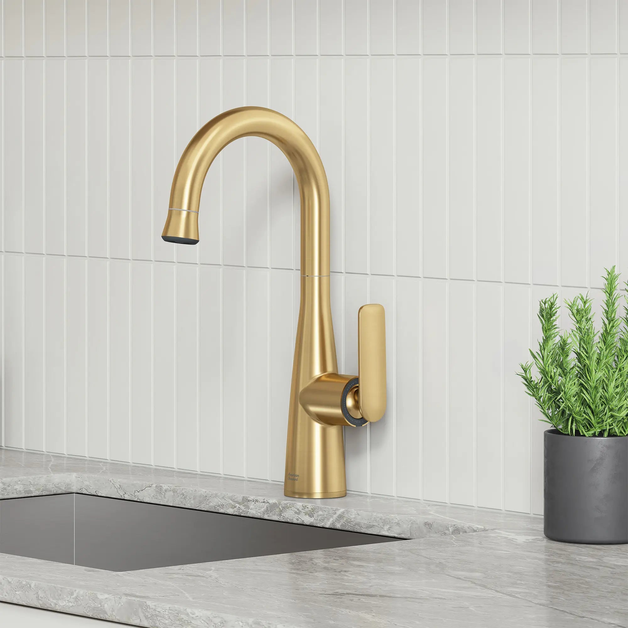 Robinet de bar à bec rétractable Aspirations  // AUBE FRAÎCHE BROSSÉ // 263019_Aspirations_EnvironmentCloseUpl_104827GN00_0002_FEBURARY2025_0_CDNwebp_b3354db7-70e8-4773-958e-cdfd03435817.webp