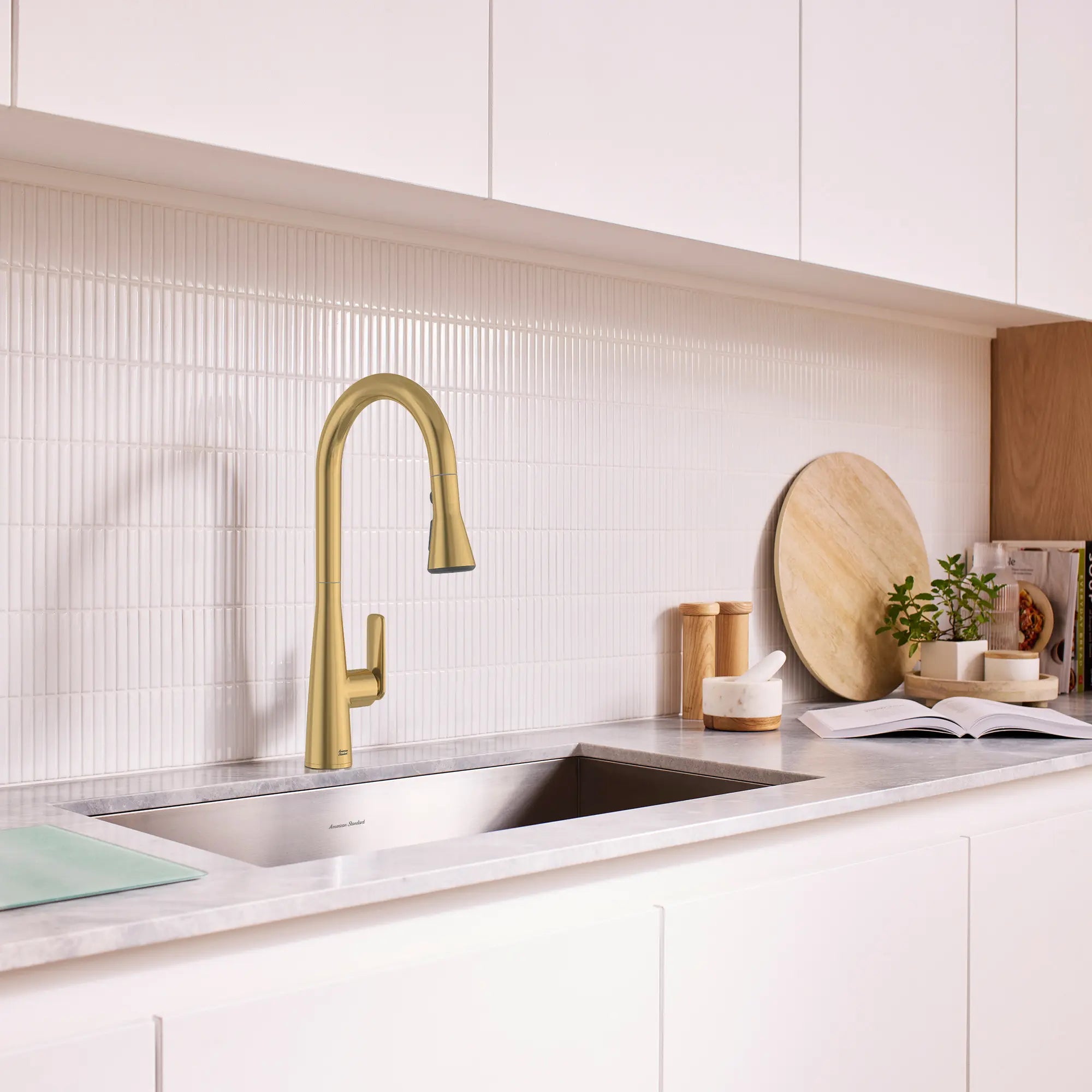 Robinet de cuisine rétractable Aspirations  // AUBE FRAÎCHE BROSSÉ // 263031_Aspirations_EnvironmentCloseUp_104881GN00_0001_May2025_0_CDNwebp.webp