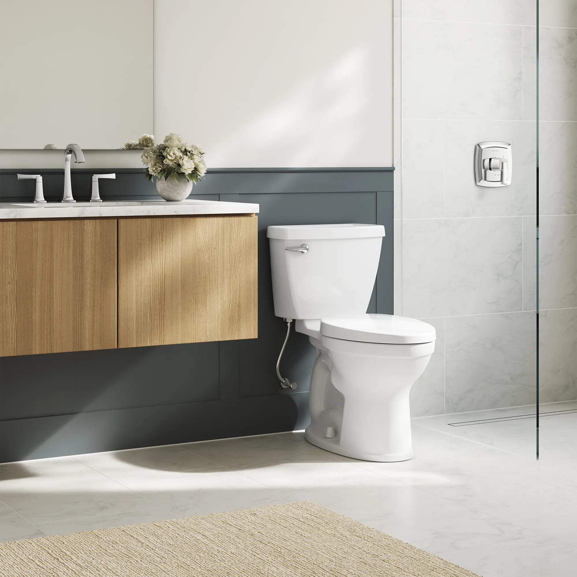 Toilette Champion® 4 complète allongée à hauteur de chaise, deux pièces, 1,28 gpc/4,8 Lpc, avec siège et réservoir doublé // BLANC // 263155_Champion_EnvironmentCloseUp_2793528NT020_0001_MAY2025_0_CDNwebp.webp