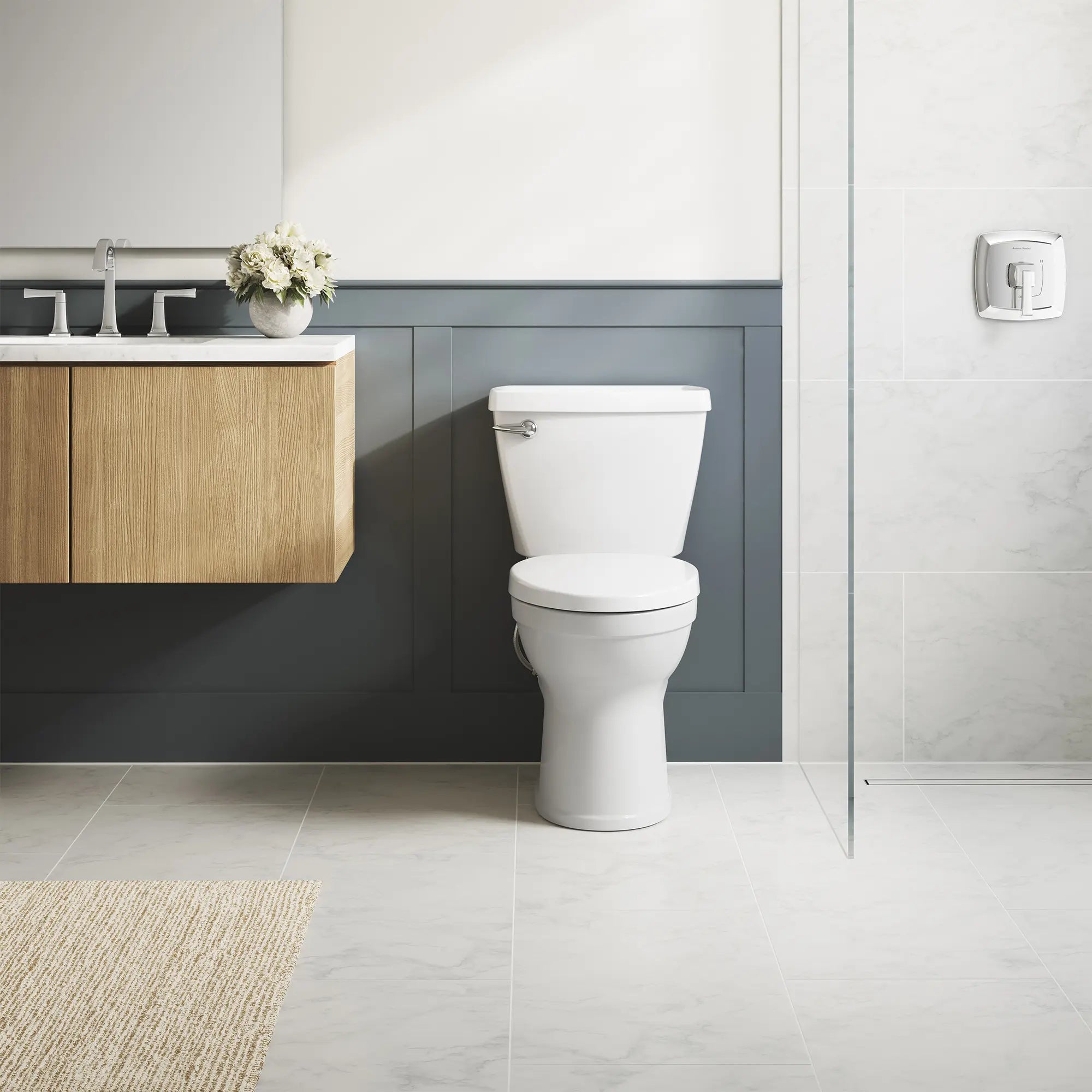 Toilette Champion® 4 complète allongée à hauteur de chaise, deux pièces, 1,28 gpc/4,8 Lpc, avec siège et réservoir doublé // BLANC // 263156_Champion_EnvironmentCloseUp_2793528NT020_0002_MAY2025_0_CDNwebp.webp