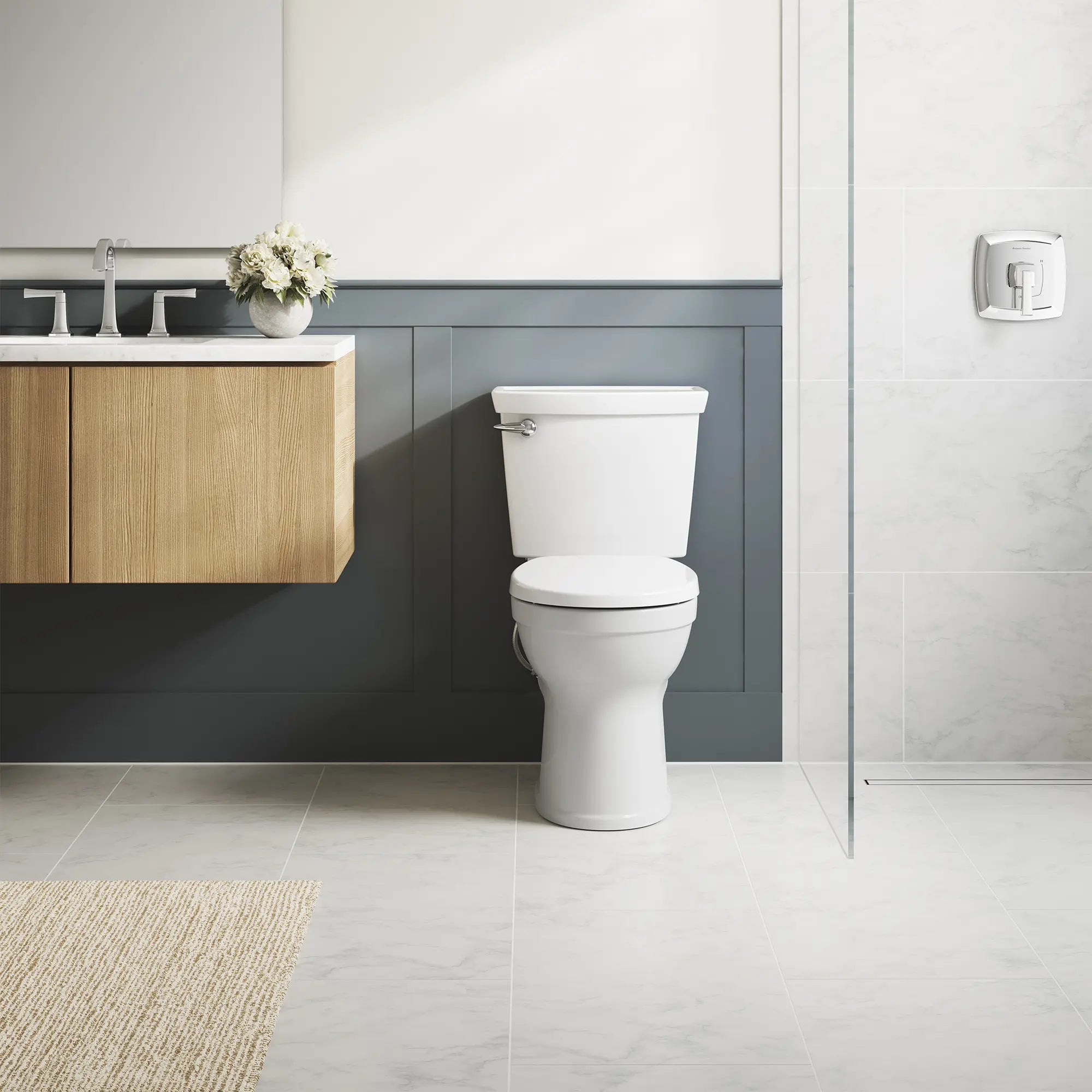 Toilette complète Champion® 4 Max, 2 pièces, 1,28 gpc/4,8 lpc, à cuvette au devant rond à hauteur de chaise et réservoir avec doublure, avec siège // BLANC // 263158_Champion_EnvironmentCloseUp_3186528ST020_0002_MAY2025_0_CDNwebp.webp