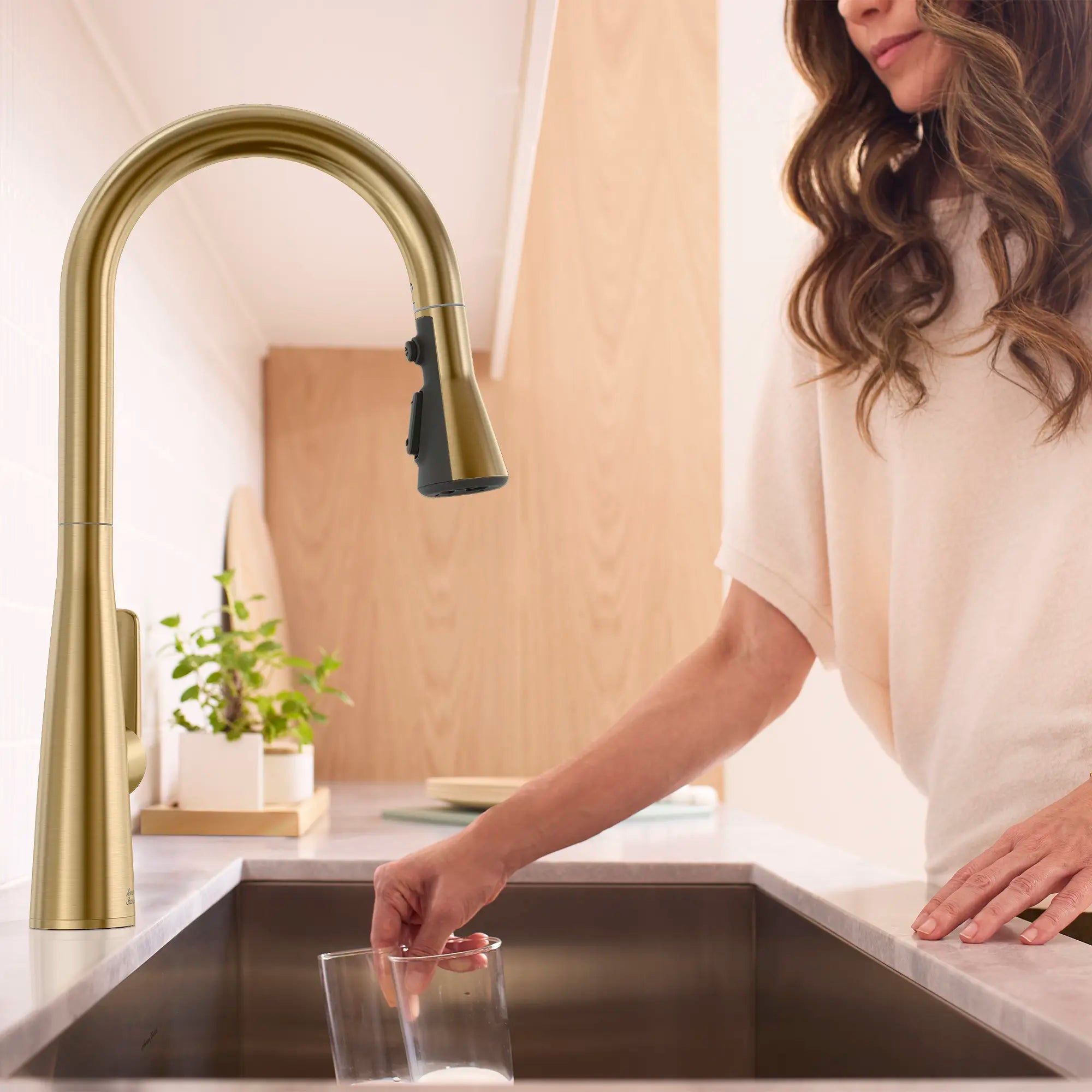 Robinet de cuisine rétractable Aspirations  // AUBE FRAÎCHE BROSSÉ // 263678_Aspirations_EnvironmentCloseUp_104881GN00_0003_MAY2025_0_CDNwebp.webp