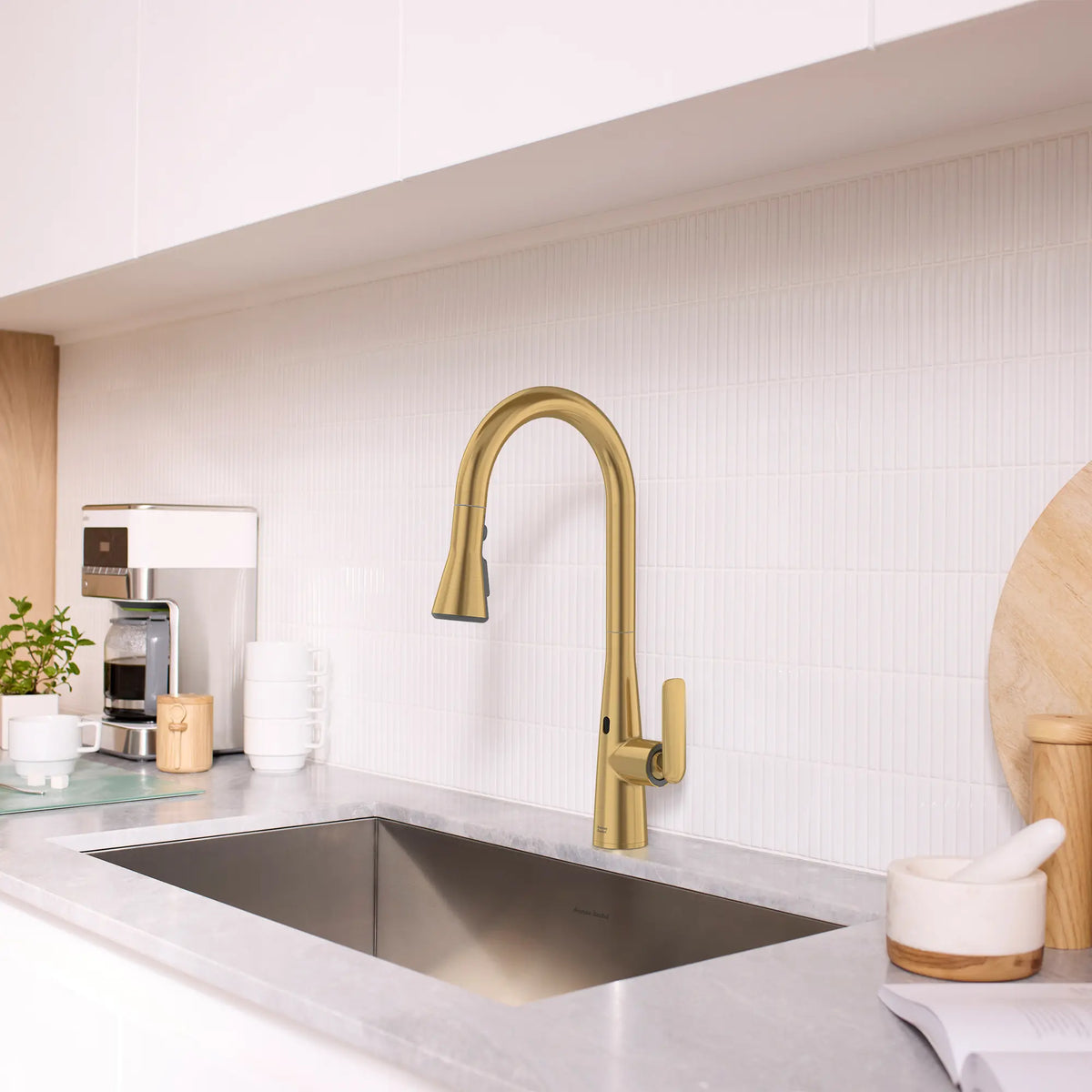 Robinet de cuisine rétractable sans contact Aspirations  // AUBE FRAÎCHE BROSSÉ // 263686_Aspirations_EnvironmentCloseUp_104880GN00_0002_May2025_1_CDNwebp_710dd414-6fcb-40e5-9a70-9120687a835d.webp