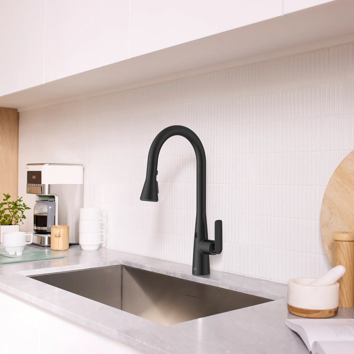 Robinet de cuisine rétractable sans contact Aspirations  // NOIR MAT // 263689_Aspirations_EnvironmentCloseUp_1048802430_0002_May2025_1_CDNwebp_478b9ddc-0852-4928-853f-0280adf02b6f.webp