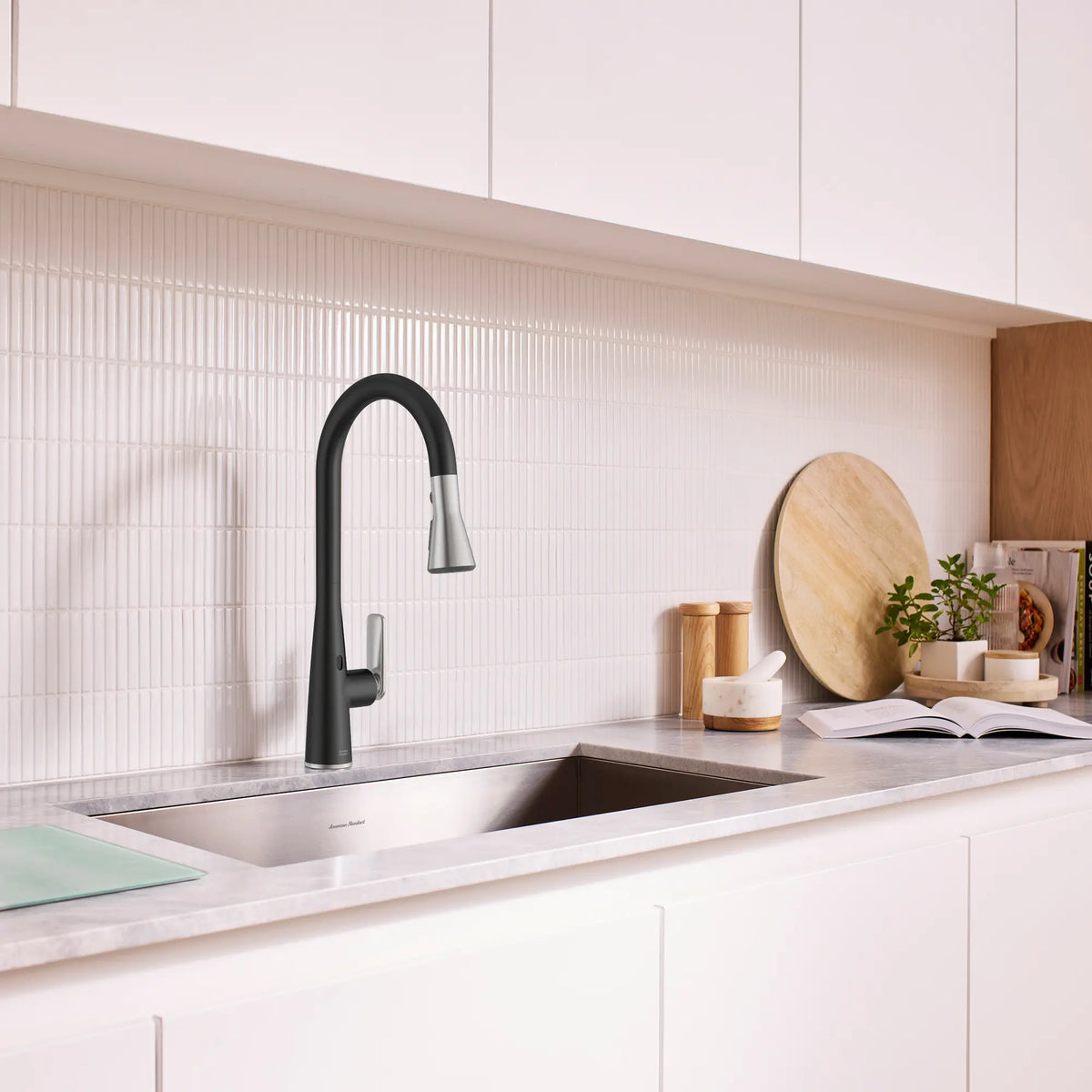 Robinet de cuisine rétractable sans contact Aspirations  // NOIR MAT/INOX // 263690_Aspirations_EnvironmentCloseUp_1048804230_0001_May2025_1_CDNwebp_5eb8efcb-93af-4750-844a-9c0d98fa44cb.webp