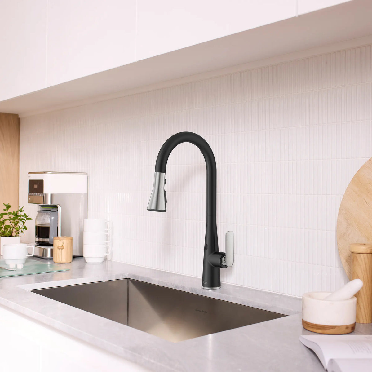 Robinet de cuisine rétractable sans contact Aspirations  // NOIR MAT/INOX // 263693_Aspirations_EnvironmentCloseUp_1048804230_0002_May2025_1_CDNwebp_8cc3b3b5-484c-4202-bbcd-5c02270fb7bc.webp