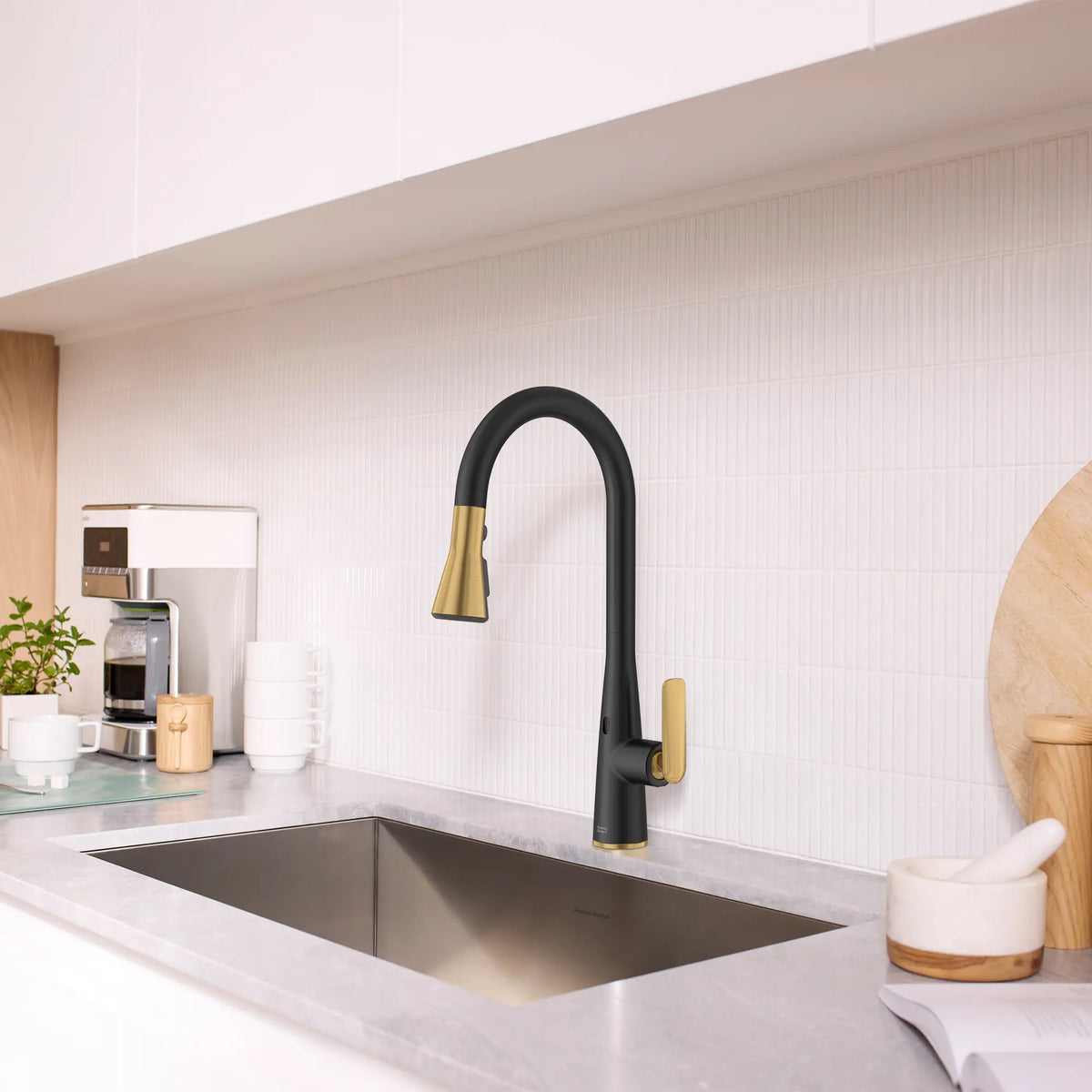 Robinet de cuisine rétractable sans contact Aspirations  // NOIR MAT/AUBE FRAÎCHE BROSSÉ // 263697_Aspirations_EnvironmentCloseUp_1048804240_0002_May2025_1_CDNwebp_5b1cb616-86a9-47a4-a75b-2141e9e21a53.webp