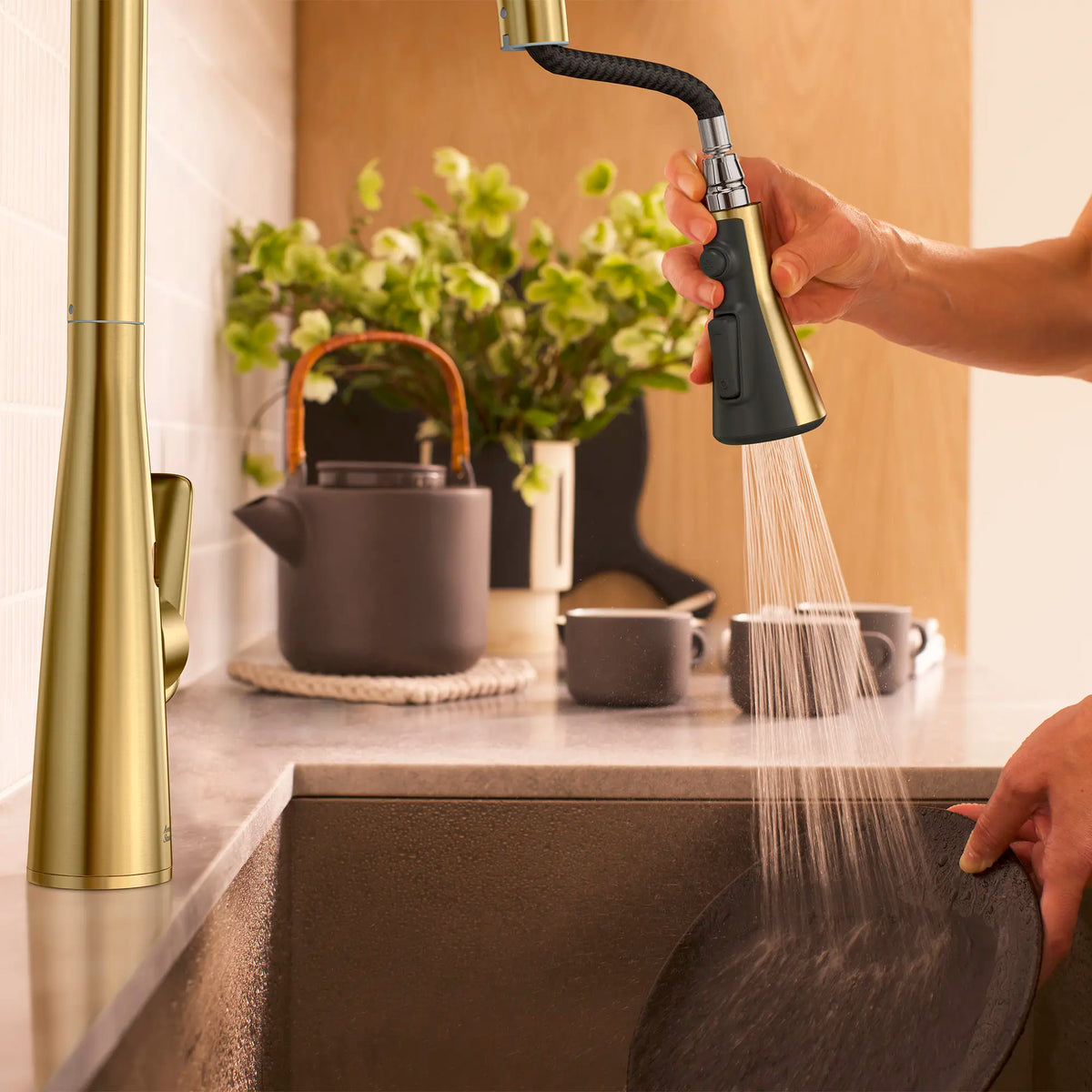 Robinet de cuisine rétractable sans contact Aspirations  // AUBE FRAÎCHE BROSSÉ // 263728_Aspirations_EnvironmentCloseUp_104880GN00_0003_MAY2025_0_CDNwebp_3f31fd7f-f1ba-41ed-8f59-10228897f09a.webp