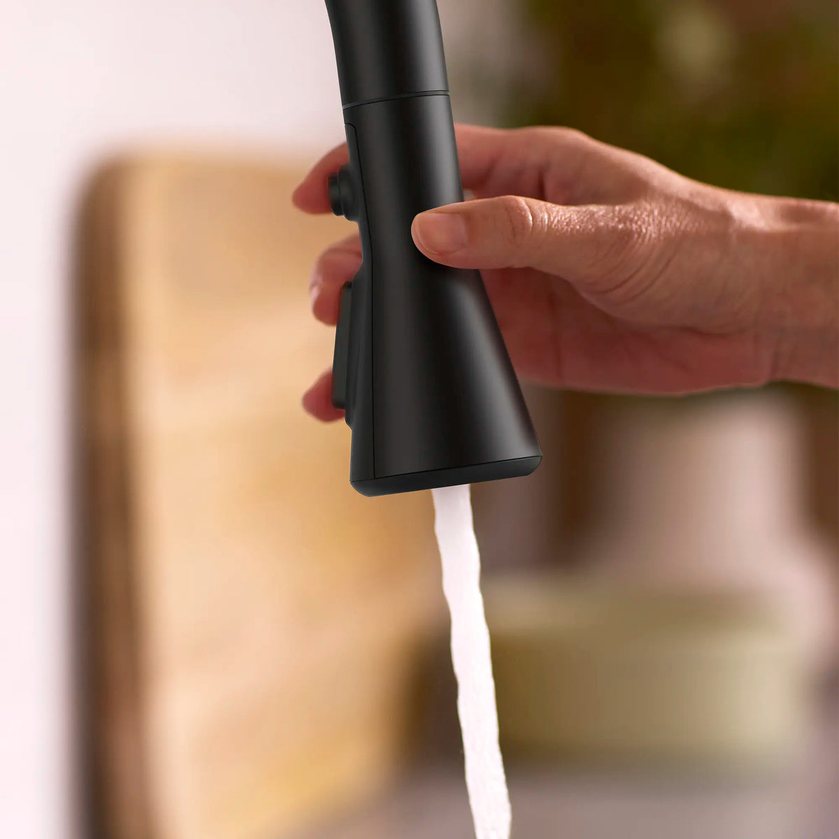 Robinet de cuisine rétractable sans contact Aspirations  // NOIR MAT // 263735_Aspirations_EnvironmentCloseUp_1048802430_0001_MAY2025_0_CDNwebp_f6460a7d-b000-4e01-965f-99d16914296f.webp