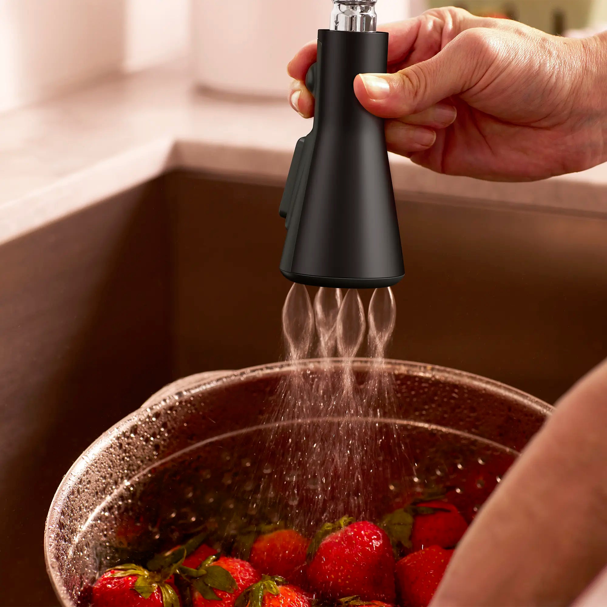 Robinet de cuisine rétractable sans contact Aspirations  // NOIR MAT // 263736_Aspirations_EnvironmentCloseUp_1048802430_0002_MAY2025_0_CDNwebp_a5ac203f-ac2d-4d92-9bb1-da18a8817dc1.webp