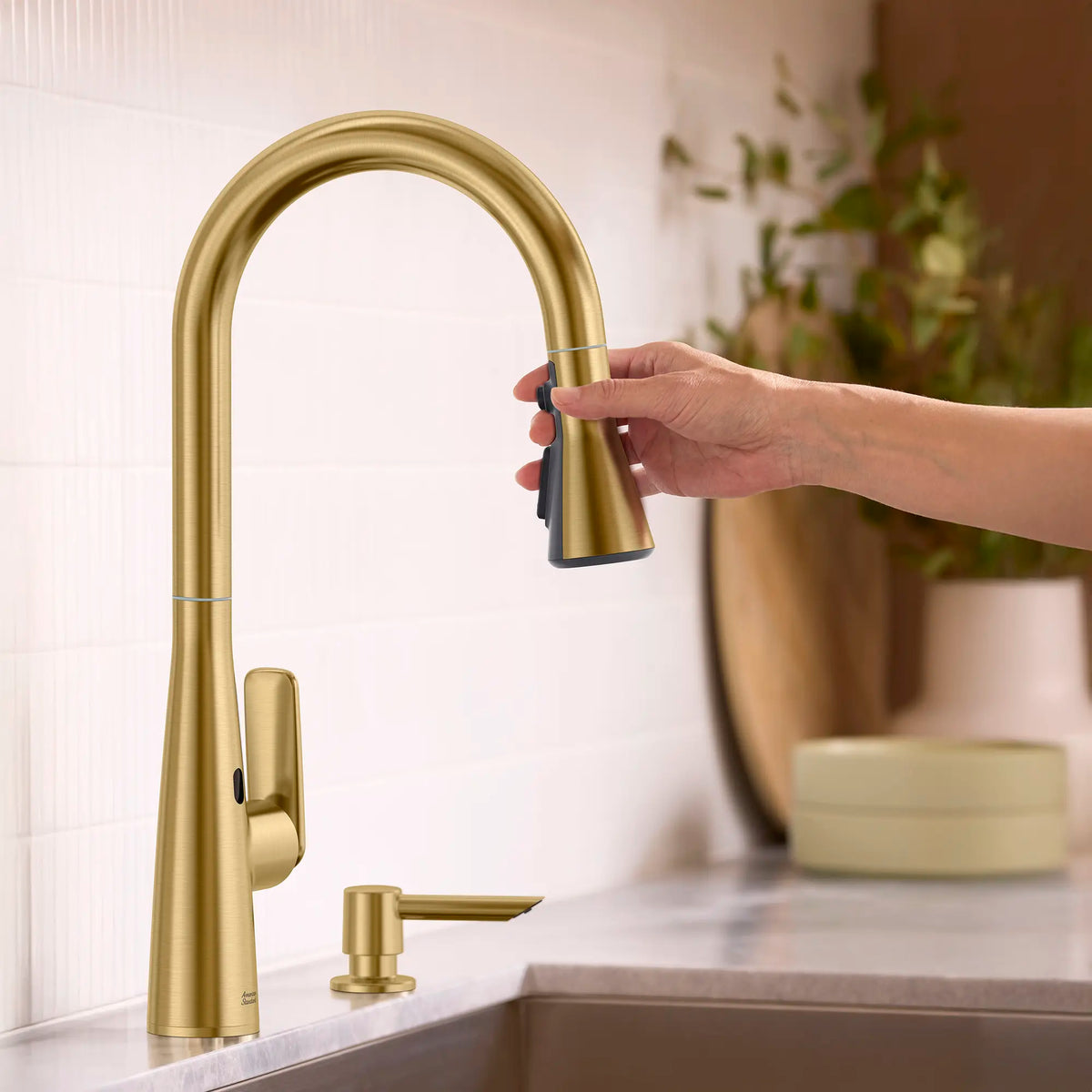 Robinet de cuisine rétractable sans contact Aspirations  // AUBE FRAÎCHE BROSSÉ // 263738_Aspirations_EnvironmentCloseUp_104880GN00_0004_MAY2025_0_CDNwebp_01e95e94-22f1-464f-a0fd-4b2515322302.webp
