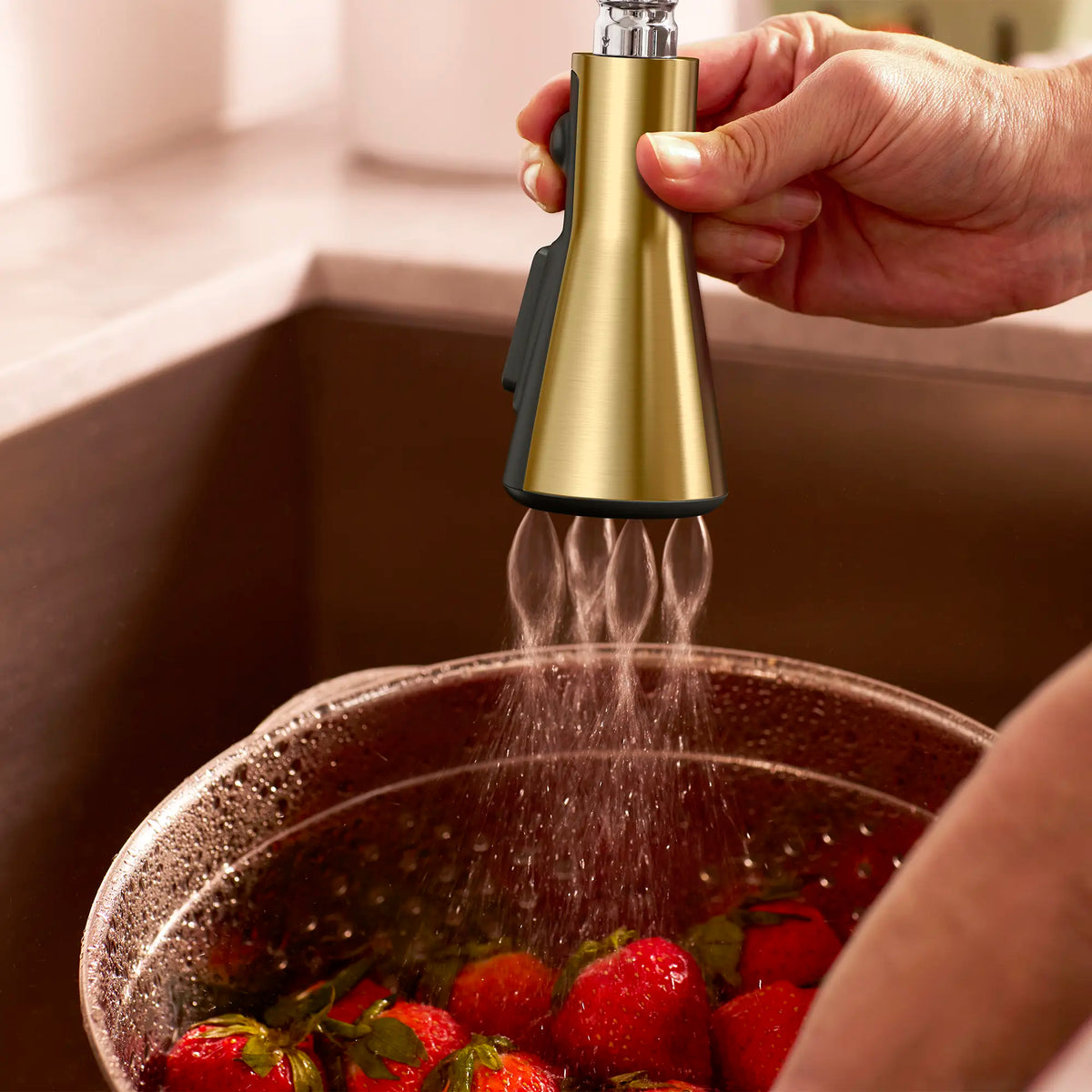 Robinet de cuisine rétractable sans contact Aspirations  // AUBE FRAÎCHE BROSSÉ // 263739_Aspirations_EnvironmentCloseUp_104880GN00_0002_MAY2025_0_CDNwebp_7903ff1e-1771-49f0-8ede-9a62372a4588.webp