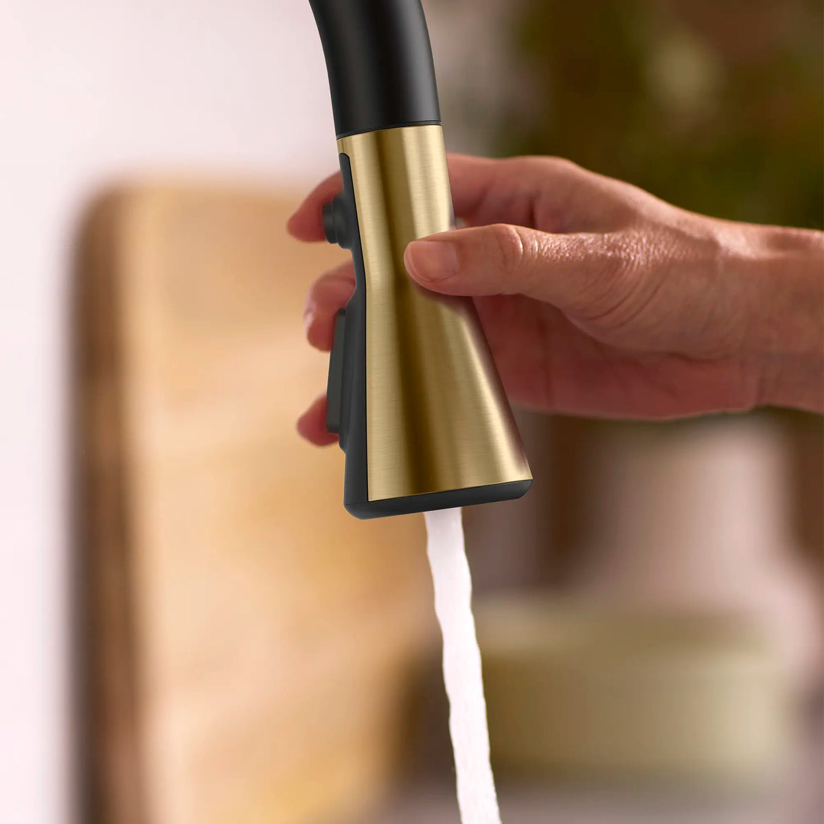 Robinet de cuisine rétractable sans contact Aspirations  // NOIR MAT/AUBE FRAÎCHE BROSSÉ // 263740_Aspirations_EnvironmentCloseUp_1048804240_0001_MAY2025_0_CDNwebp_65d5b64e-8787-4099-a388-56bbfce6be36.webp