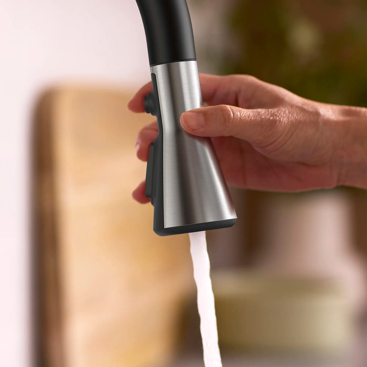 Robinet de cuisine rétractable sans contact Aspirations  // NOIR MAT/INOX // 263741_Aspirations_EnvironmentCloseUp_1048804230_0001_MAY2025_0_CDNwebp_f0b78375-3d86-45c5-a7ef-524148dc924e.webp