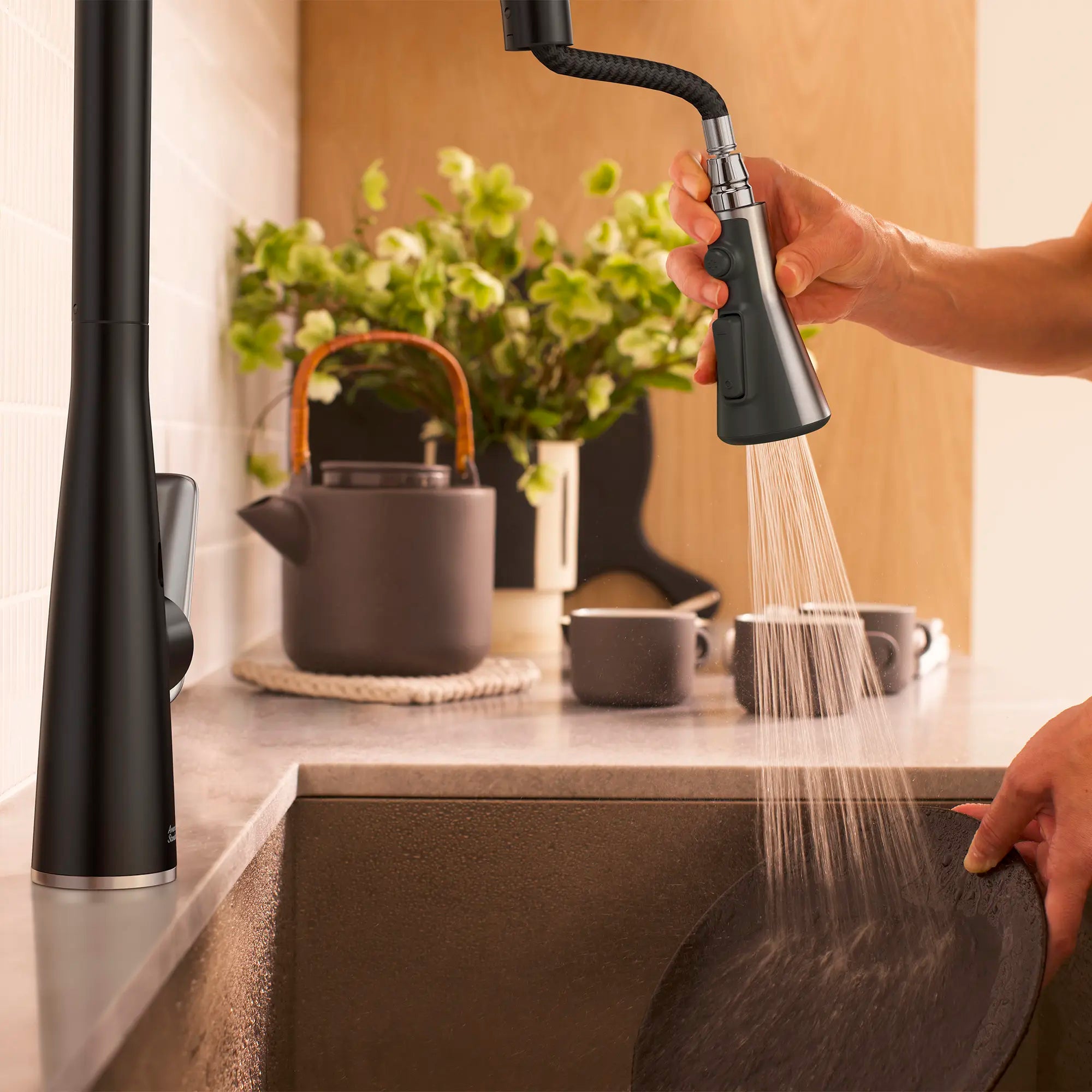 Robinet de cuisine rétractable sans contact Aspirations  // NOIR MAT/INOX // 263742_Aspirations_EnvironmentCloseUp_1048804230_0003_MAY2025_0_CDNwebp_3ddaf506-0505-4bec-a738-afd226f3129b.webp