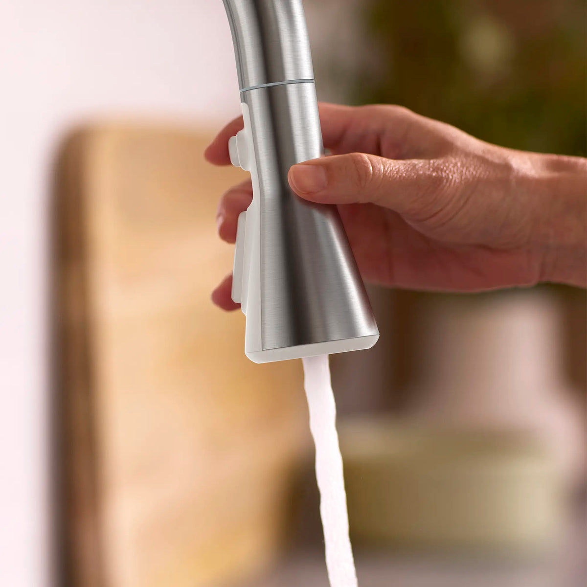 Robinet de cuisine rétractable sans contact Aspirations  // INOX // 263743_Aspirations_EnvironmentCloseUp_104880DC00_0001_MAY2025_0_CDNwebp_cfecaff4-3957-4863-a5ea-87689178a846.webp