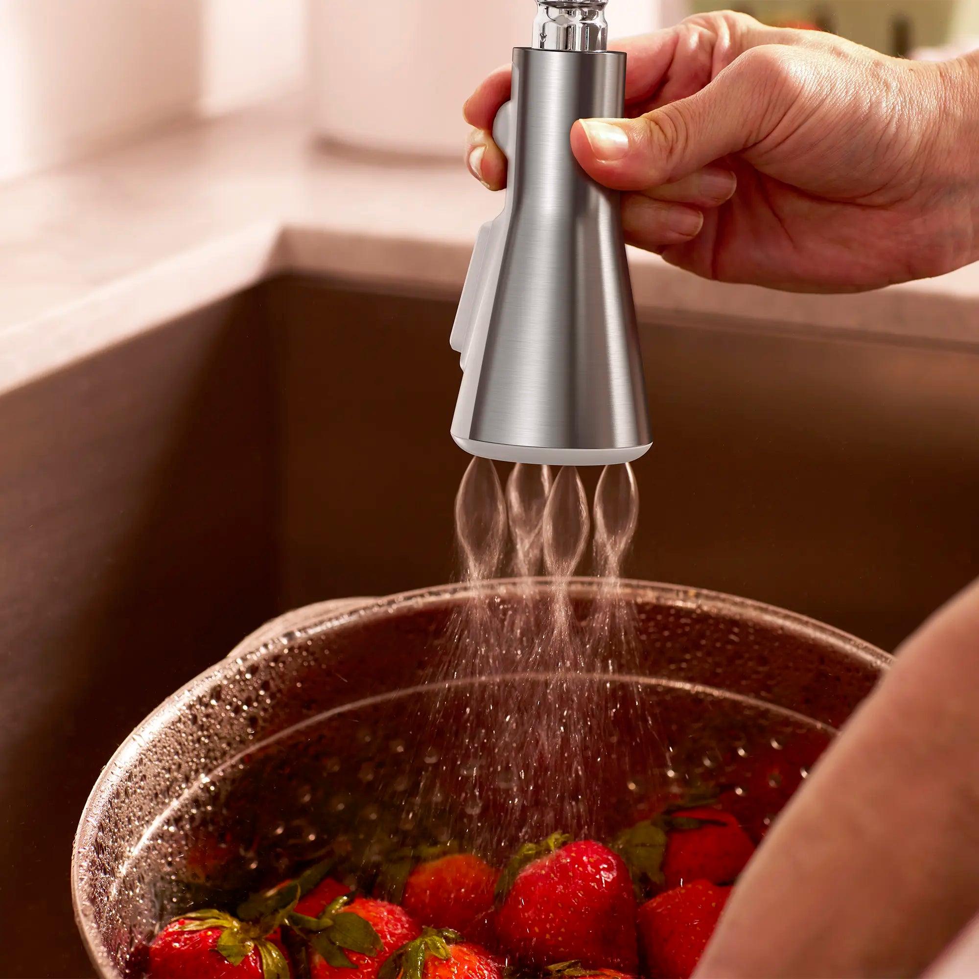 Robinet de cuisine rétractable sans contact Aspirations  // INOX // 263744_Aspirations_EnvironmentCloseUp_104880DC00_0002_MAY2025_0_CDNwebp_dcfc5148-9811-41c1-80a5-d5bd804fbb30.webp