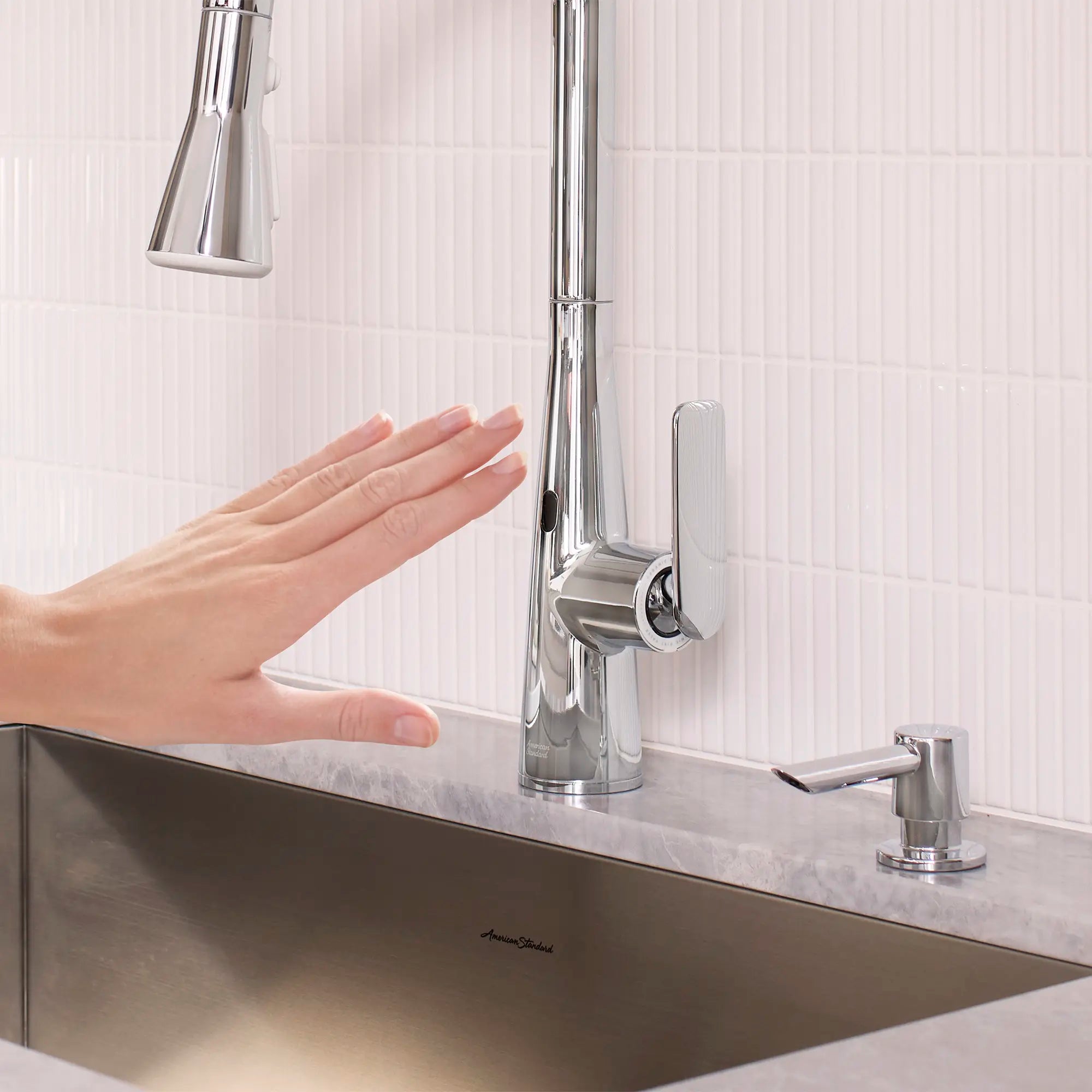 Robinet de cuisine rétractable sans contact Aspirations  // CHROME POLI // 263745_Aspirations_Touchless_1048800000_0001_APRIL2025_0_CDNwebp.webp