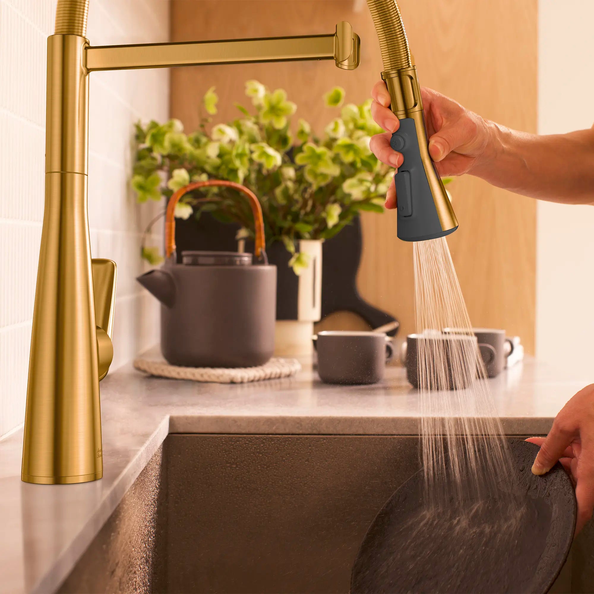 Robinet de cuisine semi-professionnel Aspirations  // AUBE FRAÎCHE BROSSÉ // 263787_Aspirations_EnvironmentCloseUp_104882GN00_0003_MAY2025_0_CDNwebp_6a86cfcf-592c-48ef-aa7b-7485b4c972d3.webp