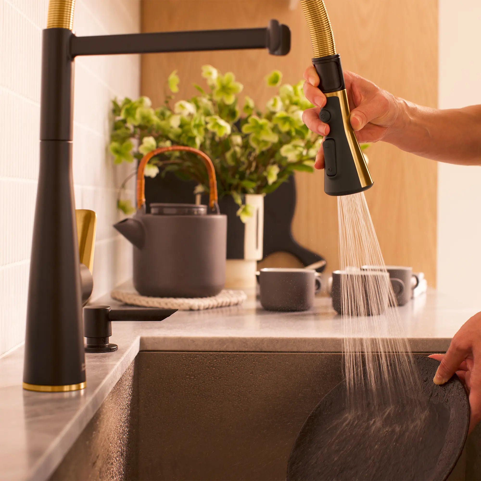 Robinet de cuisine semi-professionnel Aspirations  // AUBE FRAÎCHE BROSSÉ // 263789_Aspirations_Lifestyle_104882GN00_0001_April2025_0_CDNwebp_24b09f03-0582-458f-b4f9-5c759e8a1b3b.webp