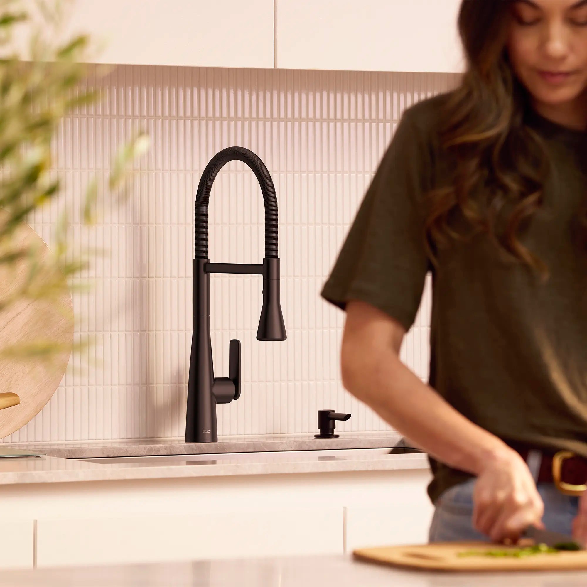 Robinet de cuisine semi-professionnel Aspirations  // NOIR MAT // 263793_Aspirations_Lifestyle_1048822430_0001_JUNE2025_1_CDNwebp_cedb74cf-8930-439c-90aa-aae1ab06fc6f.webp