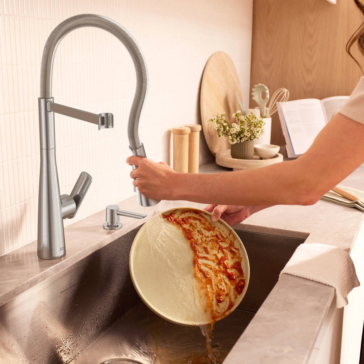 Robinet de cuisine semi-professionnel Aspirations  // INOX // 263795_Aspirations_Lifestyle_104882DC00_0004_June2025_1_CDNwebp_e35fd5bc-8a41-4444-96d1-86313ed67ed8.webp