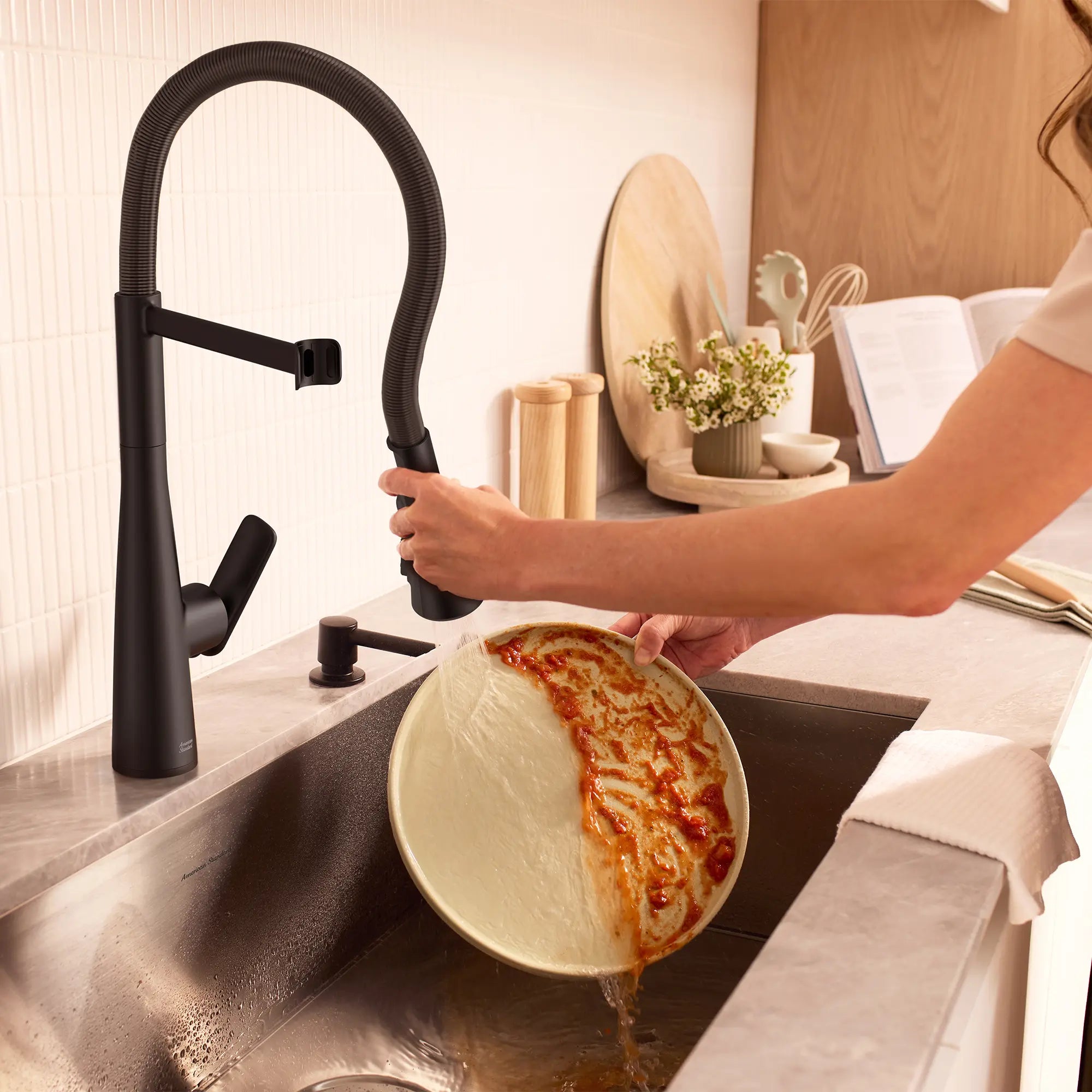 Robinet de cuisine semi-professionnel Aspirations  // NOIR MAT // 263796_Aspirations_Lifestyle_1048822430_0004_June2025_1_CDNwebp_558d18d5-a664-400f-bda8-7b9bf62bccf1.webp