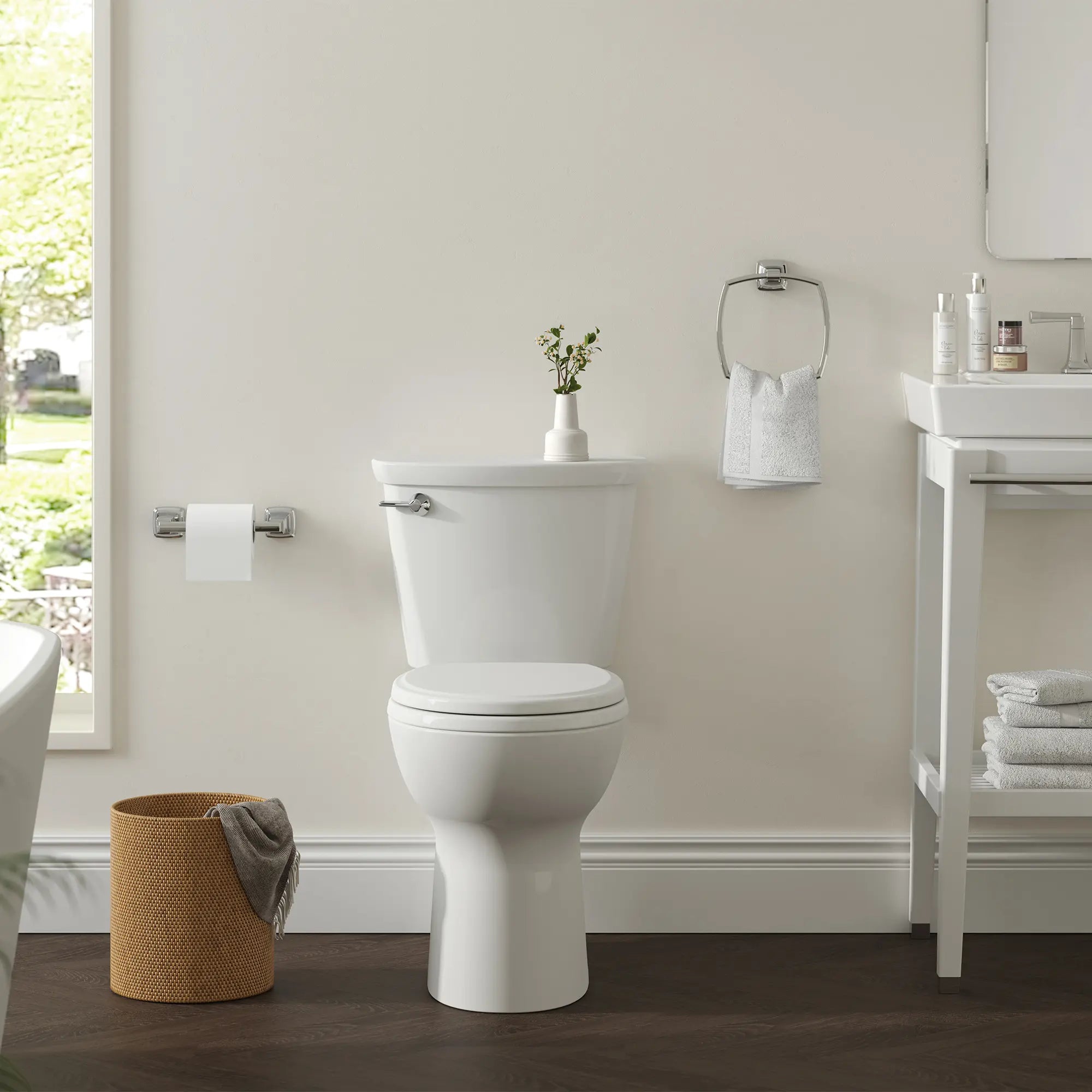 Siège pour cuvette à devant rond, style traditionnel, à fermeture lente et détachement facile // BLANC // 267684_Traditional_EnvironmentCloseUp_5020B65G.020_0001July2025_0_CDNwebp.webp