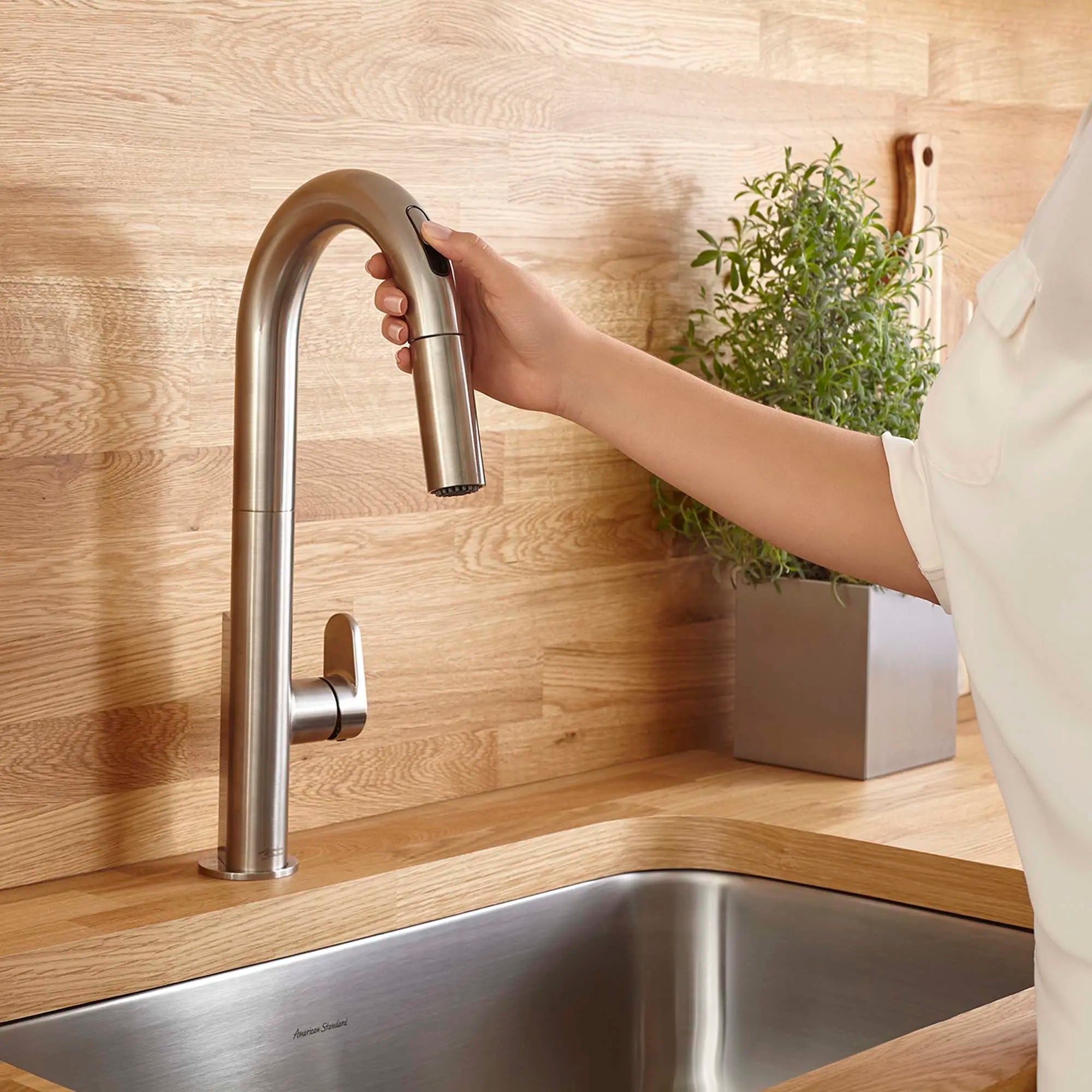 Robinet de cuisine rétractable et sans contact Beale à monocommande et jet double, 1,5 gpm (5,7 L/min) // INOX // 33084_L-4931380075_02_0_CDNwebp.webp