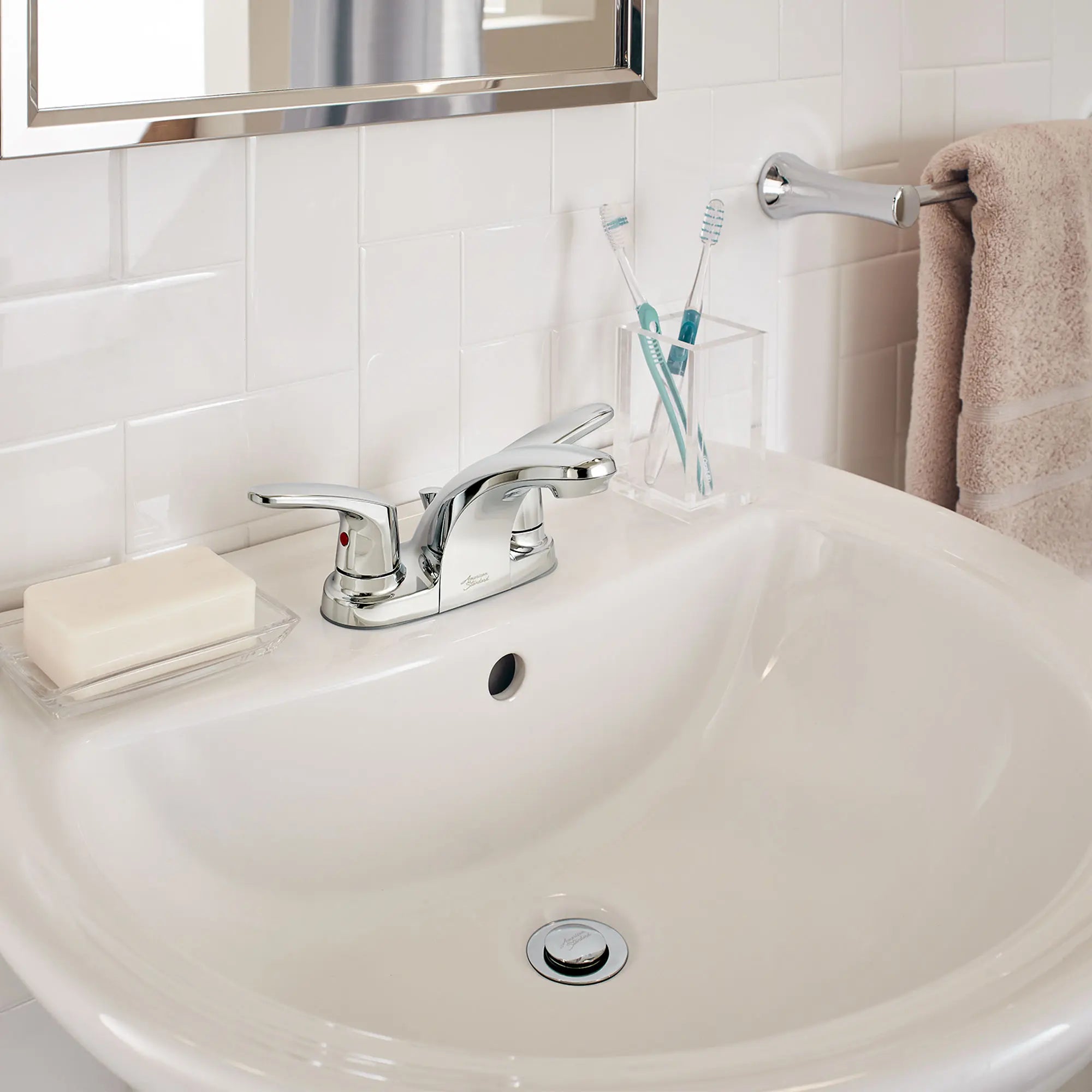 Colony® PRO - Robinet de salle de bain à 2 poignées, 4 pouces centre à centre, 0,5 gpm/ 1,9 L/min avec poignées à levier // CHROME POLI // 58796_7075200002_7075200F10002_7075200NJ002_7075202002_7075205002_0_CDNwebp_7cbc5603-6413-4ea5-9064-fb587717ca42.webp