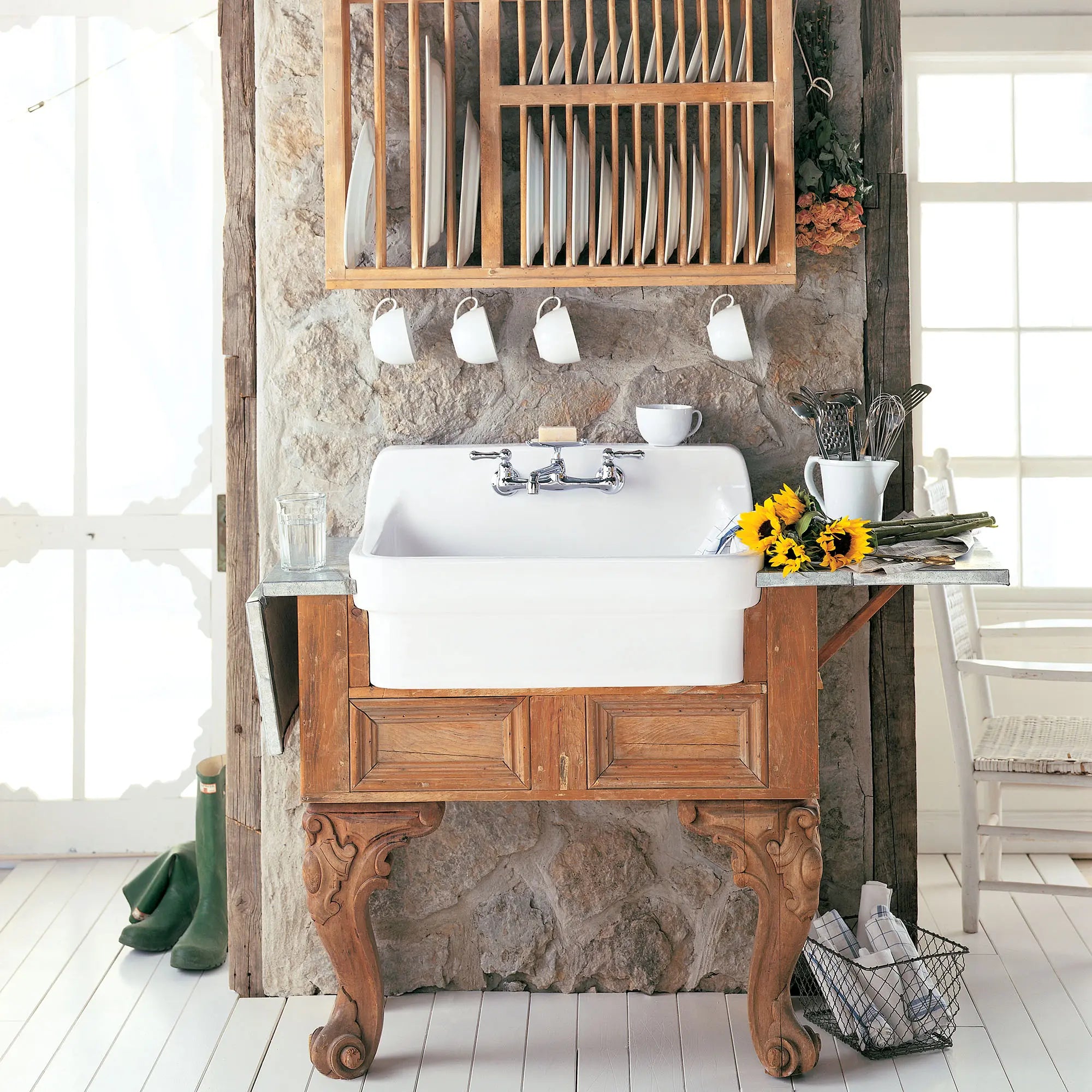 Robinet de cuisine mural Heritage® à deux poignées, 2,2 gpm (8,3 L/min) avec porte-savon // CHROME POLI // 64221_9092008002_7295252002_4_CDNwebp.webp