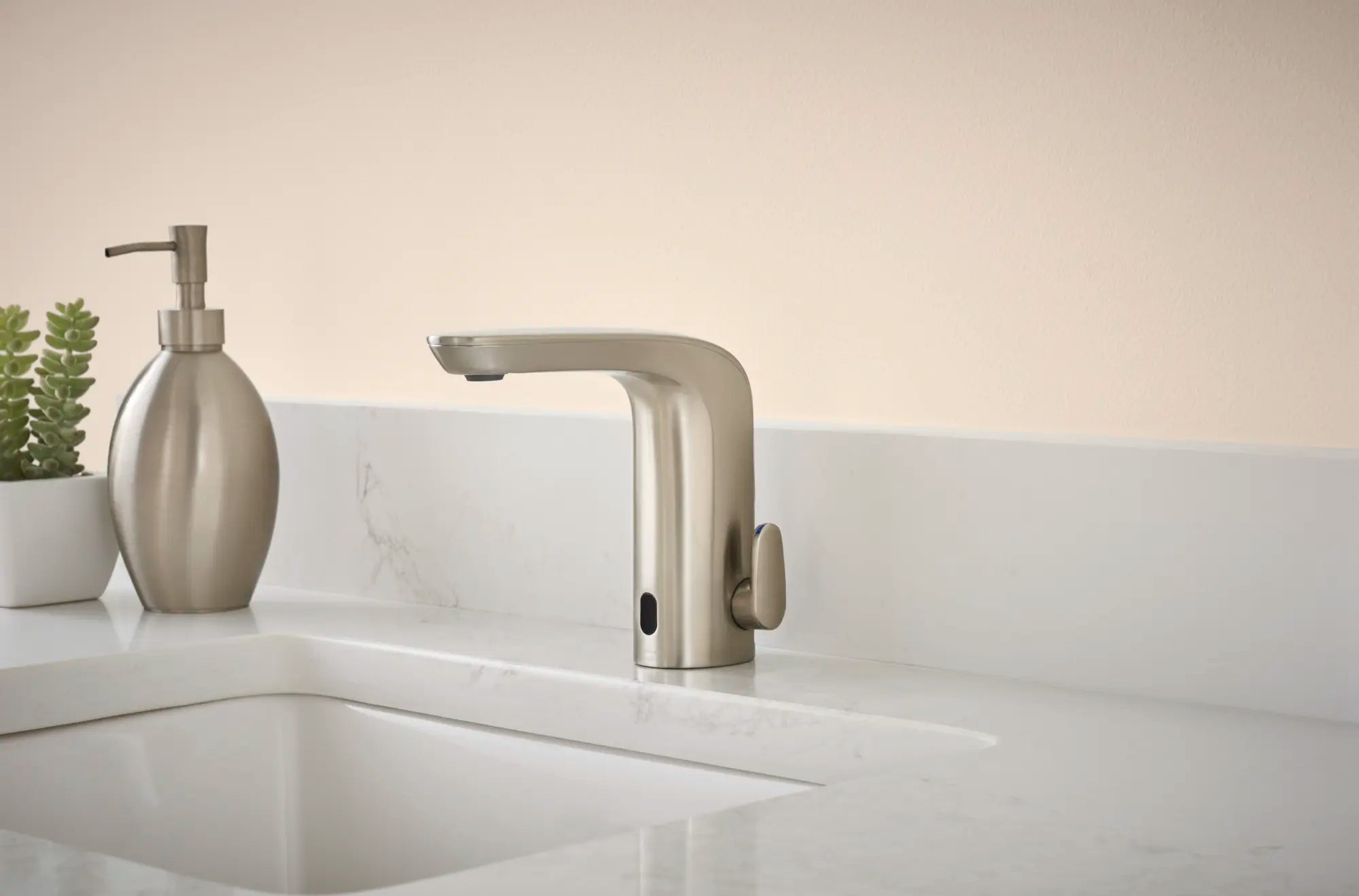 NextGen Selectronic® -  robinet sans contact, alimentation à pile avec butée de sécurité SmarTherm + ADM, 0,5 gpm/1,9 L/min // BRUSHED NICKEL // 65593_B-_7755305295_1_CDNwebp.webp