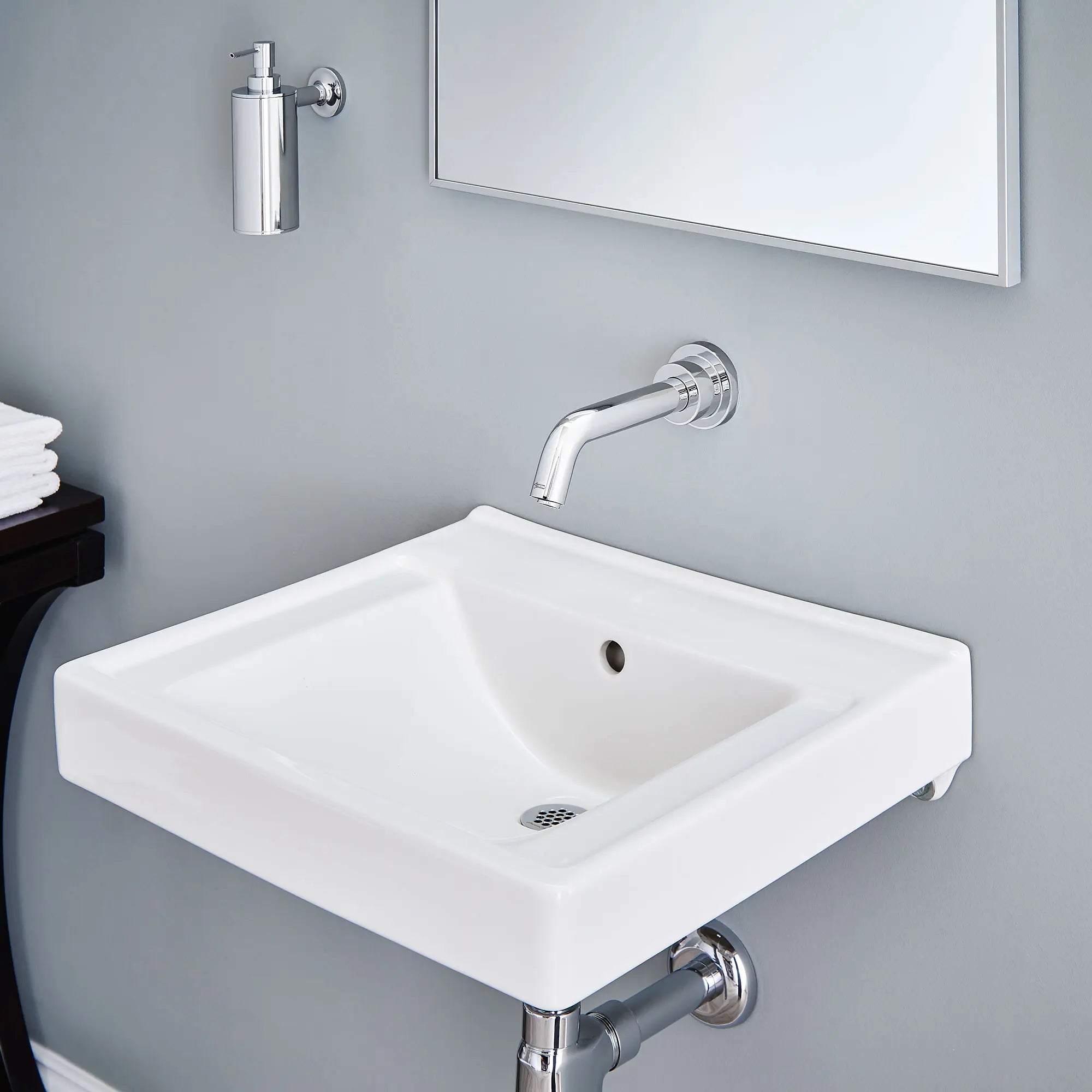 Serin® - à garniture murale sans contact, alimentation à pile, 0,5 gpm/1,9 L/min // CHROME POLI // 66257_B_T064355002_CDNwebp.webp