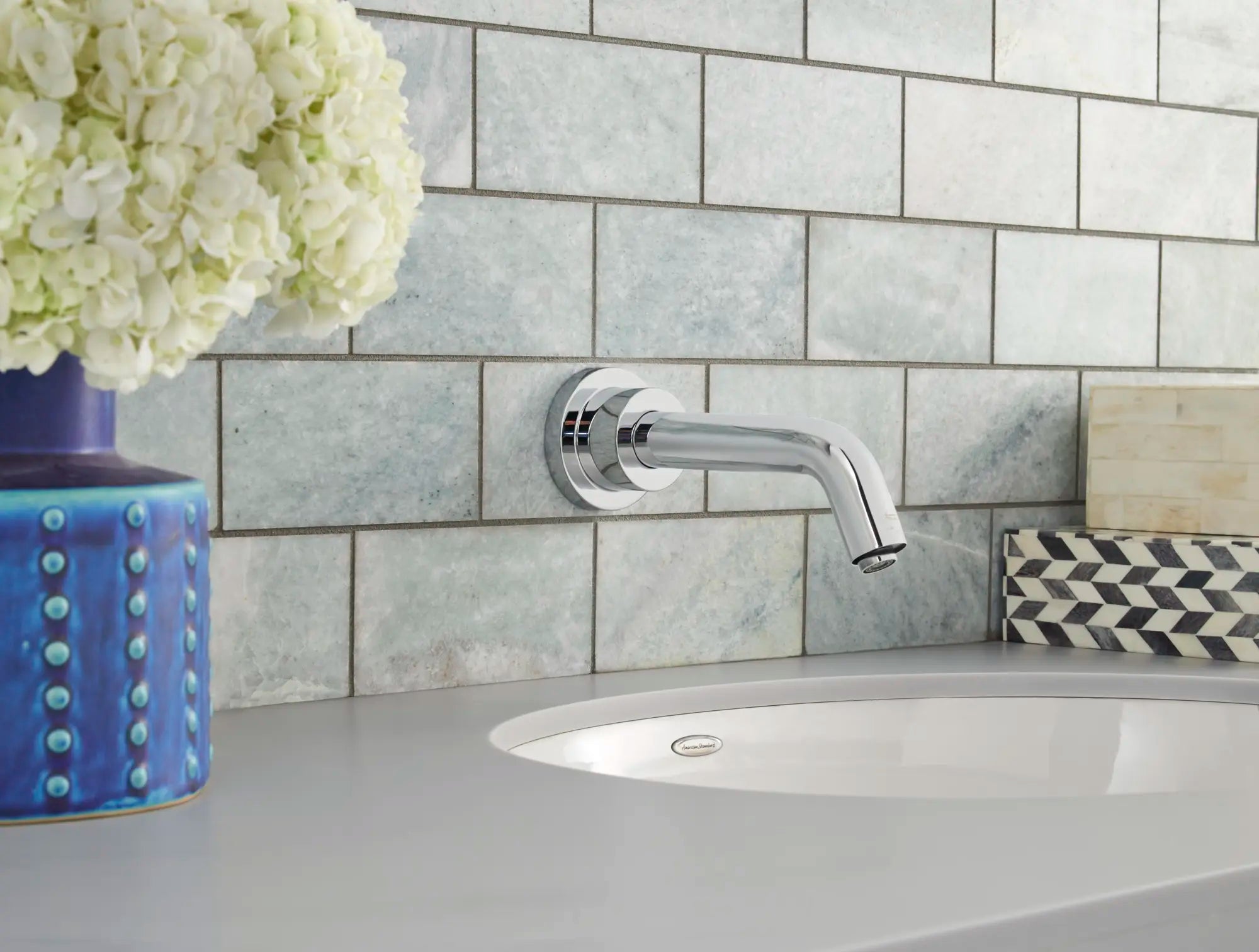 Serin® - à garniture murale sans contact, alimentation à pile, 0,5 gpm/1,9 L/min // CHROME POLI // 66272_B_T64355002_CDNwebp.webp