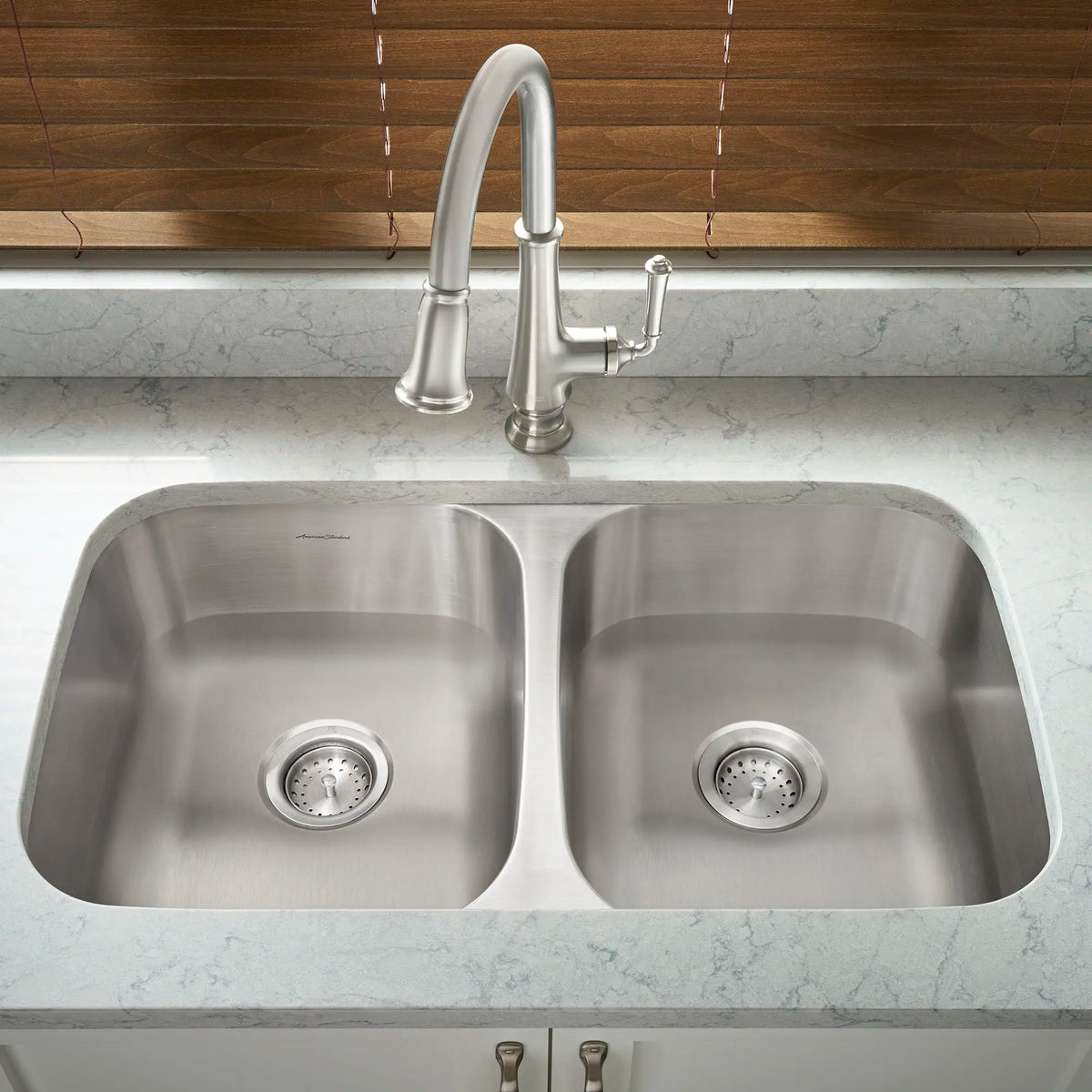 Évier de cuisine Portsmouth en acier inoxydable à cuve double, à montage sous plan, 32 x 18 po // INOX // 68684_B-18DB9311800S075_4279300075_CDNwebp.webp