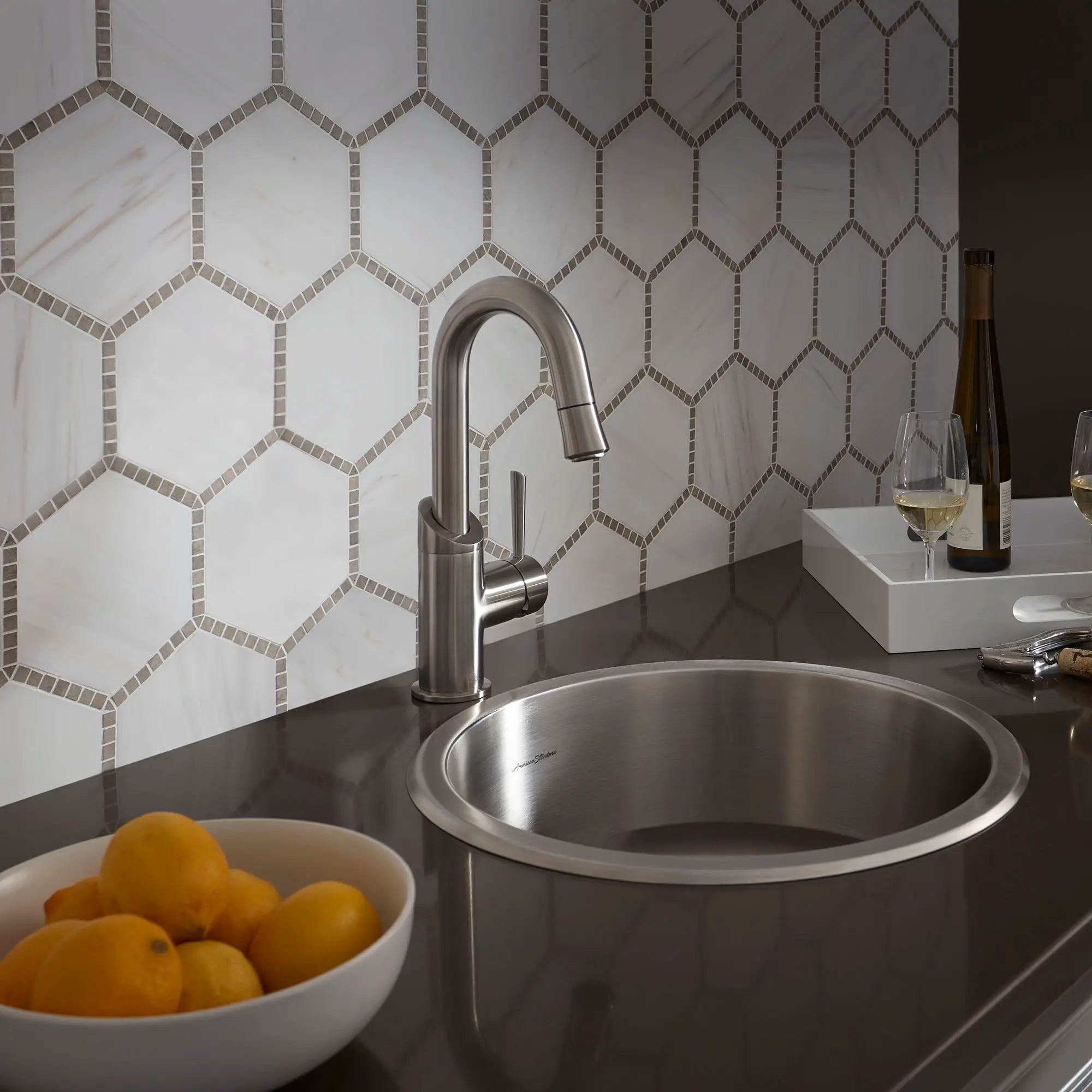 Évier de cuisine Portsmouth en acier inoxydable à cuve ronde simple, à montage sous plan, 16 x 16 po // INOX // 68716_B-18SB.7001600S.075_2_1__CDNwebp.webp