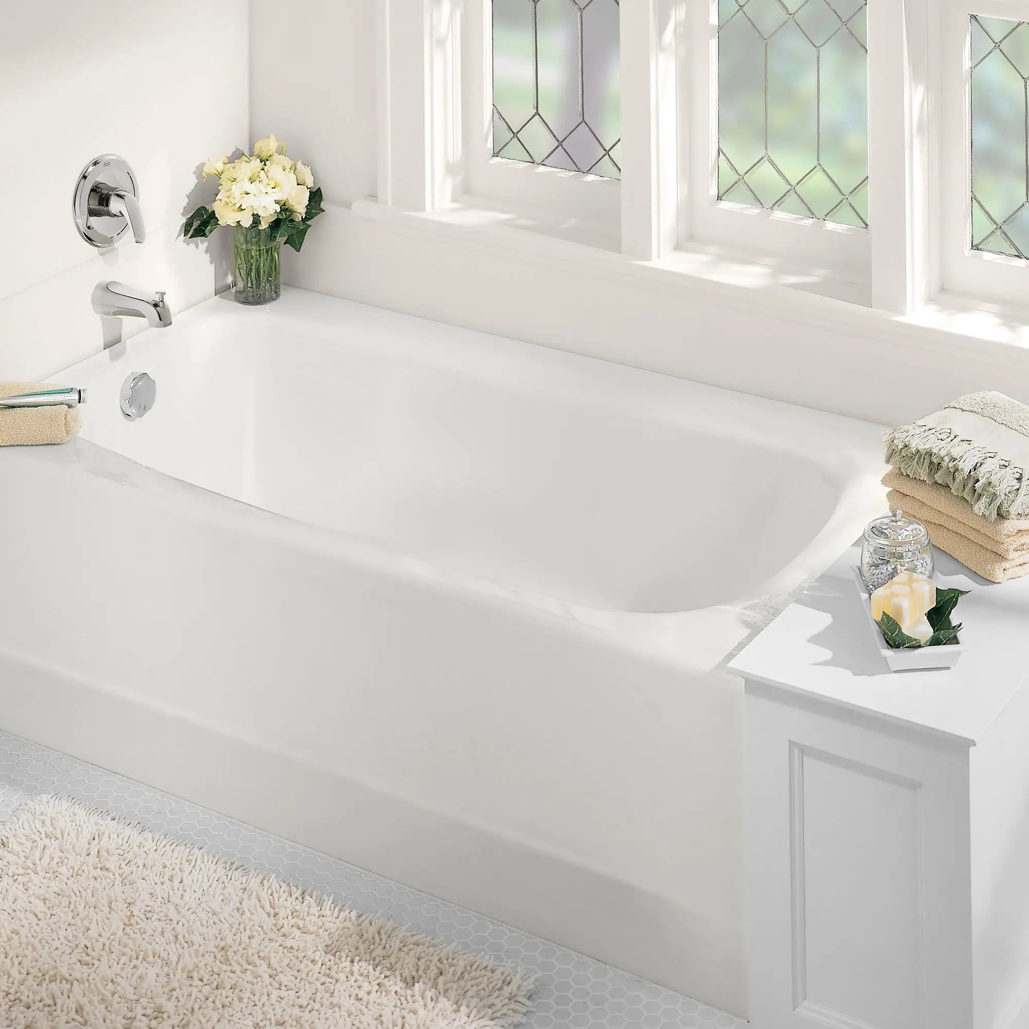 Baignoire Cambridge® Americast® 60 x 32 po avec tablier intégré et renvoi à gauche // BLANC // 70485_B-2460002020_CDNwebp.webp