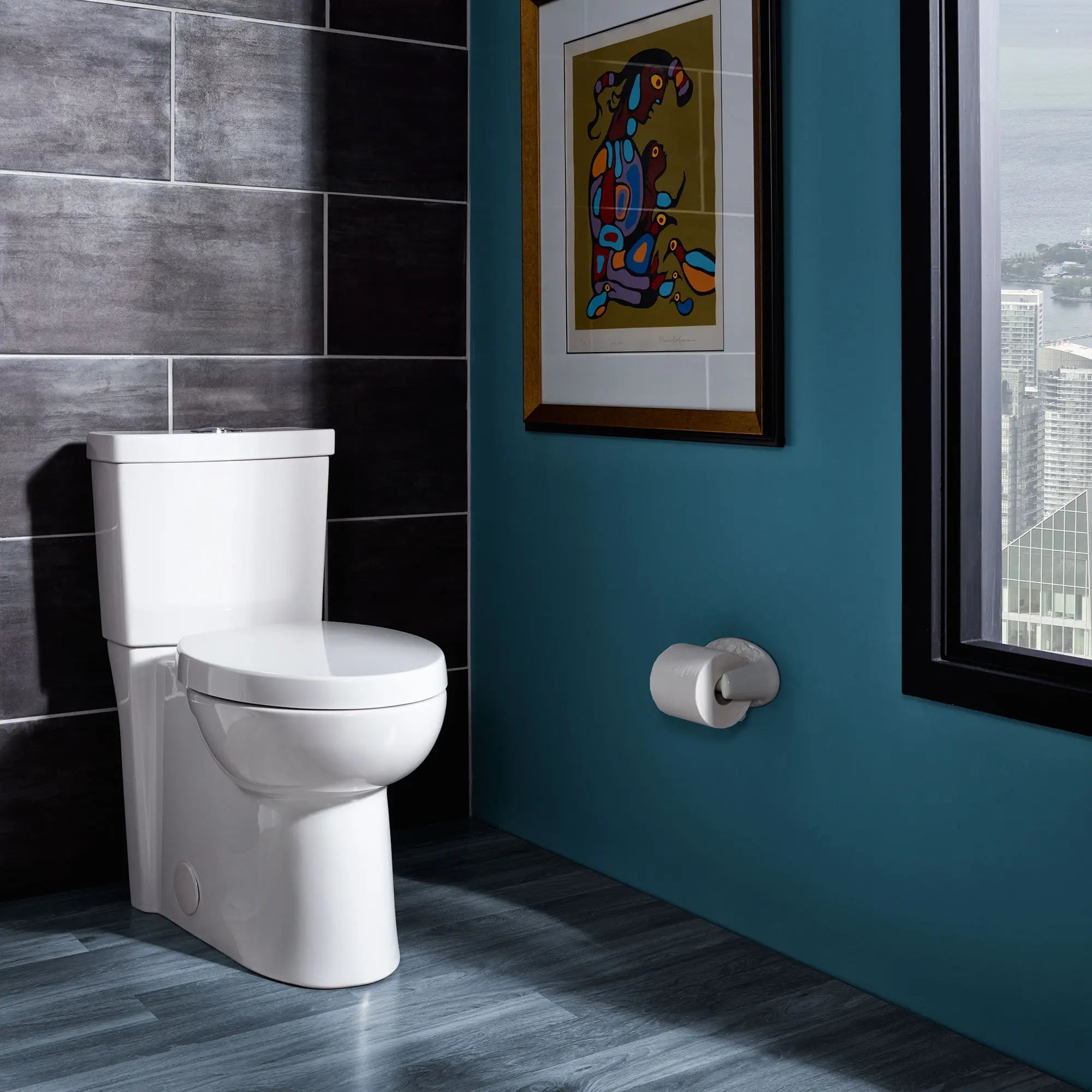 Toilette monopièce Loft®, 1,28 gpc/4,8 lpc, à cuvette allongée à hauteur de chaise avec siège // BLANC // 70546_B-2535128020_CDNwebp.webp