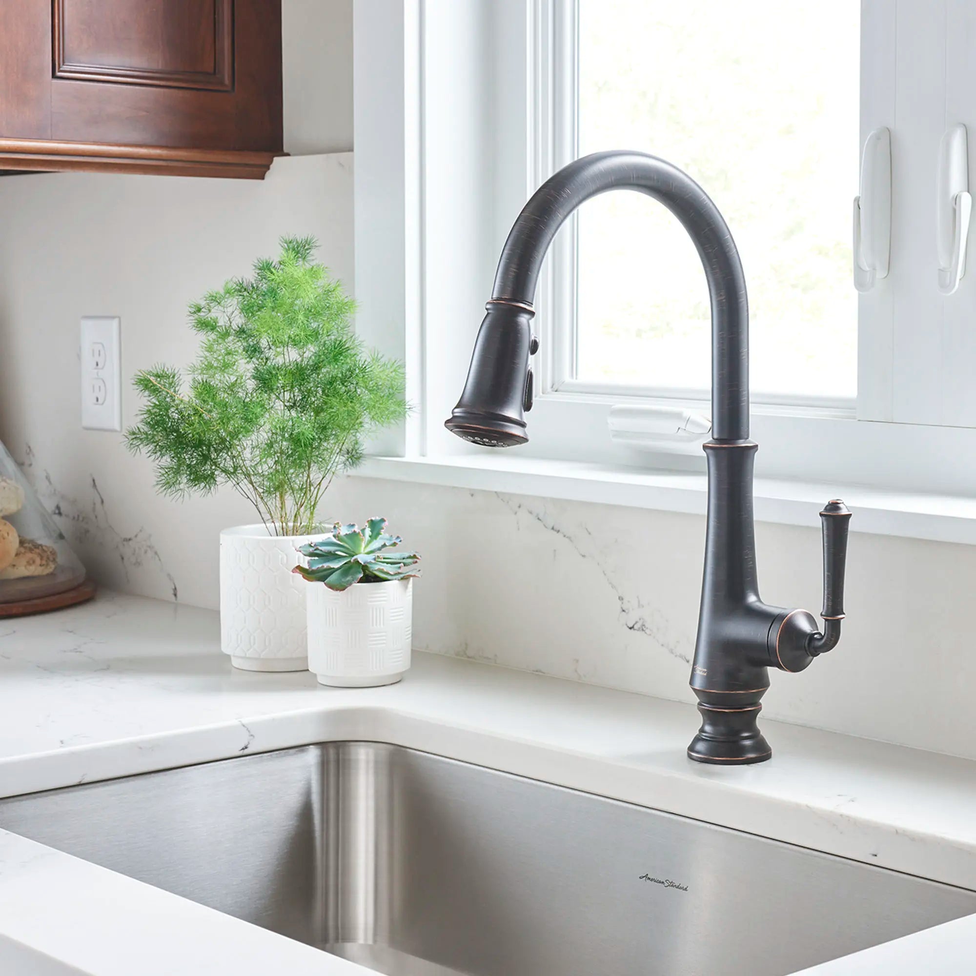 Robinet de cuisine rétractable Delancey® à un seul levier, à jet double, 1,5 gpm (5,7 L/min) // LEGACY BRONZE // 72594_B-4279300278_CDNwebp.webp