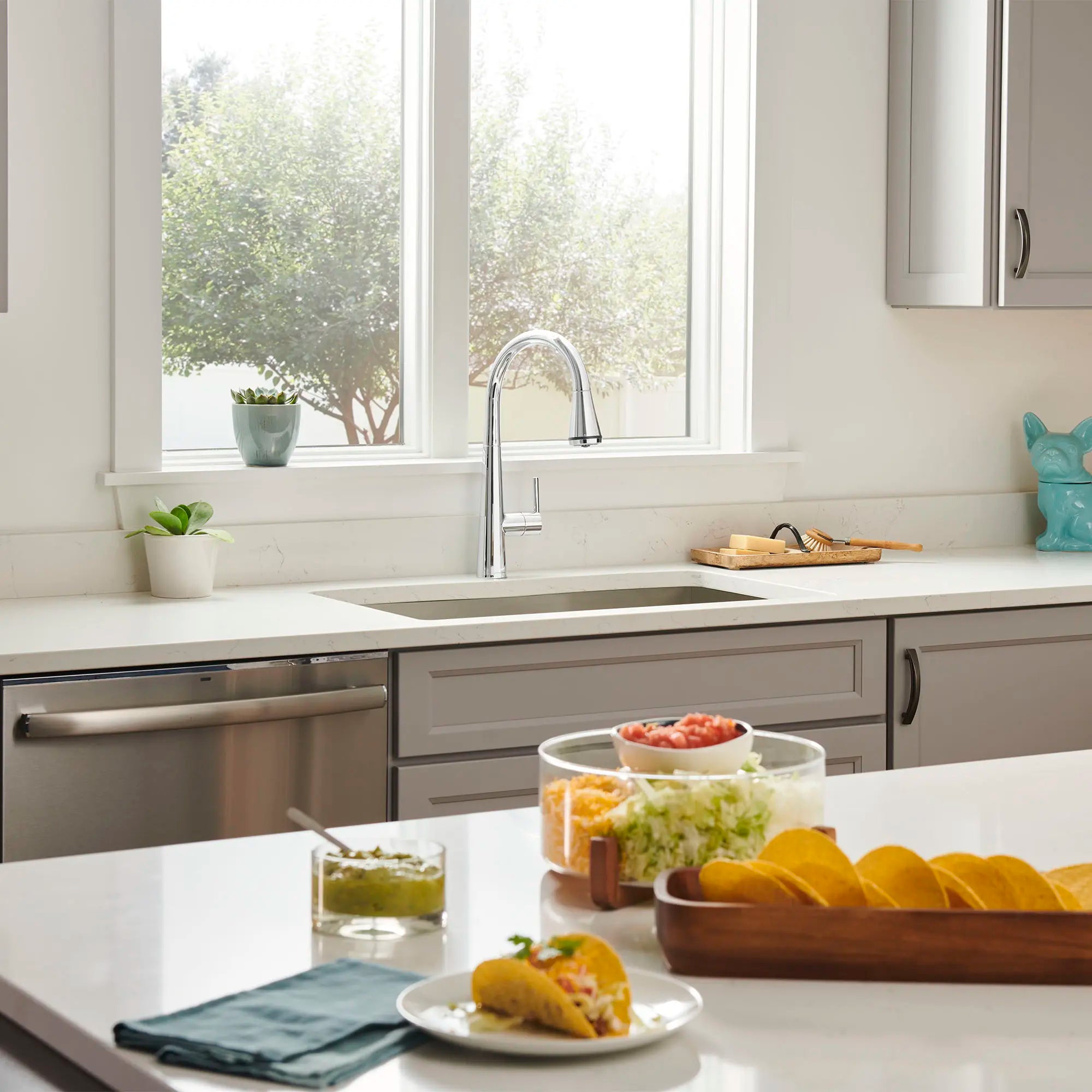 Robinet de cuisine Edgewater® à monocommande et jets multiples, 1,8 gpm (6,8 L/min) // CHROME POLI // 73828_B-4932300002_4_CDNwebp.webp