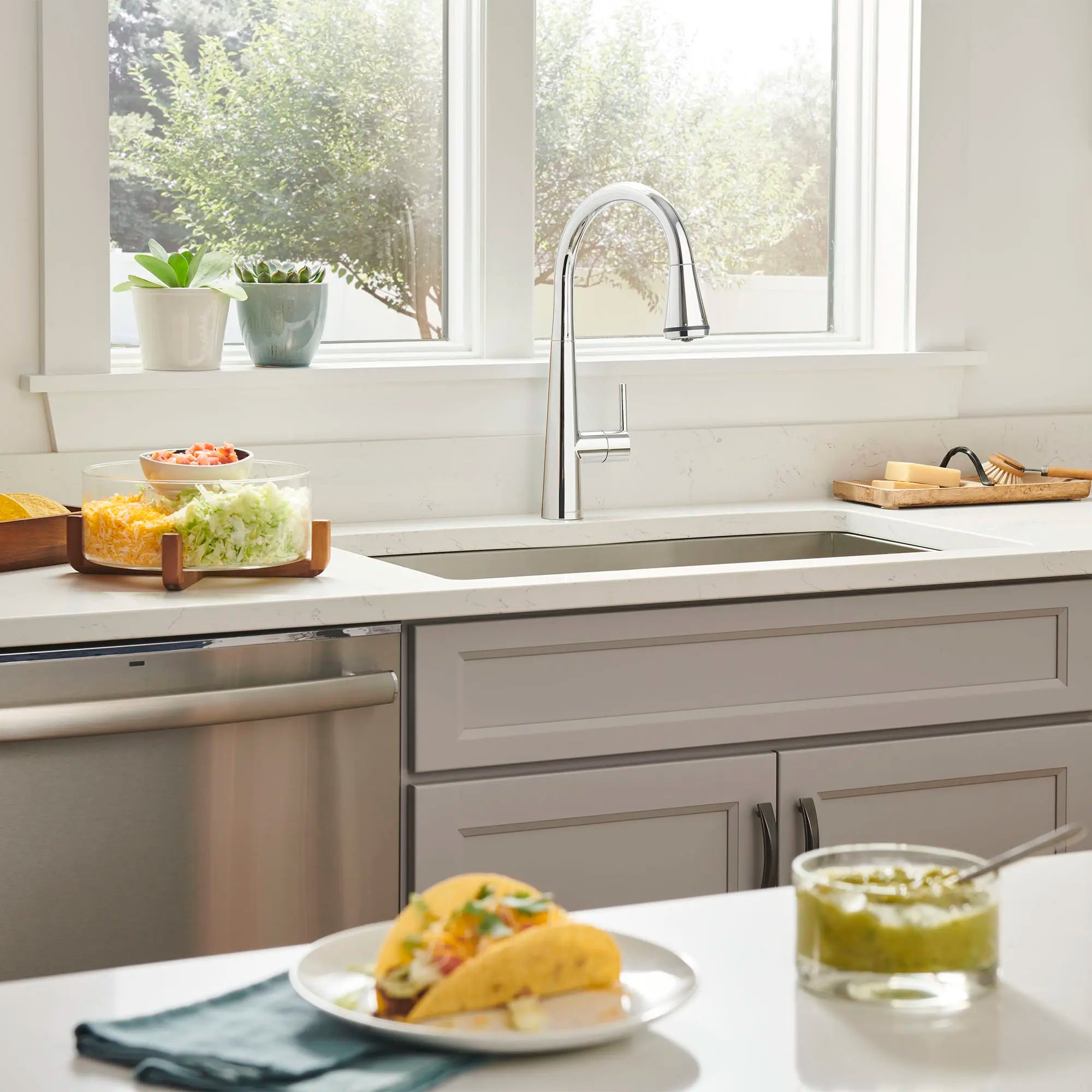 Robinet de cuisine Edgewater® à monocommande et jets multiples, 1,8 gpm (6,8 L/min) // CHROME POLI // 73838_B-4932300002_5_CDNwebp.webp