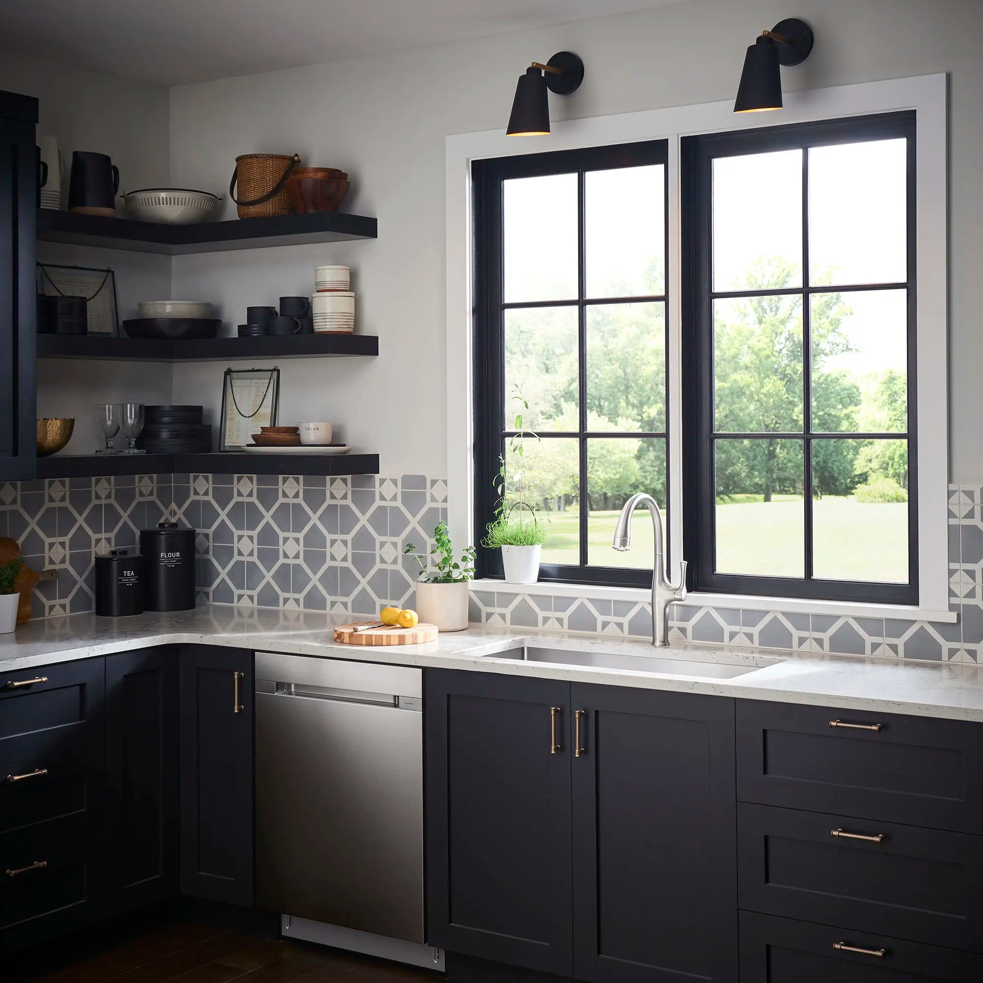 Robinet de cuisine rétractable Estate avec tête de pulvérisation de couleur assortie, 1,5 gpm (5,7 L/min) // INOX // 74268_B-4968300075_18SB10351800075_2_CDNwebp_77874826-15bb-43de-93c2-5db56710eae5.webp