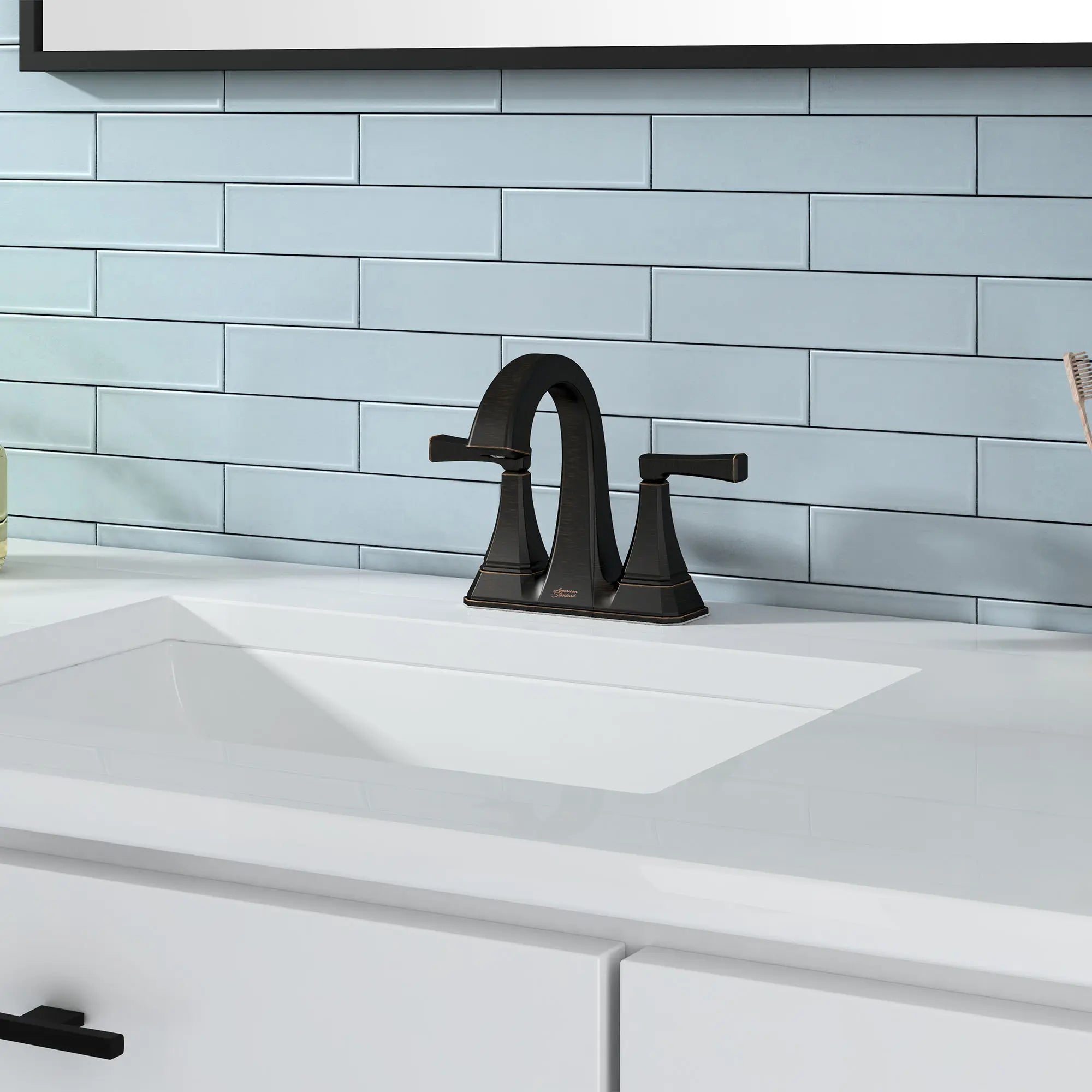 Robinet Westerly combiné à 2 poignées 4 pouces 1,2 gpm / 4,5 L / min avec poignées à levier // LEGACY BRONZE // 74944_B-7012201278_1_CDNwebp.webp