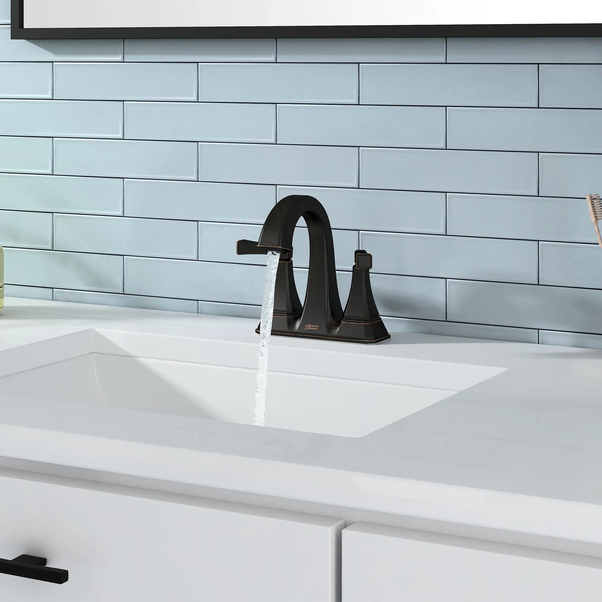 Robinet Westerly combiné à 2 poignées 4 pouces 1,2 gpm / 4,5 L / min avec poignées à levier // LEGACY BRONZE // 74951_B-7012201278_2_CDNwebp.webp