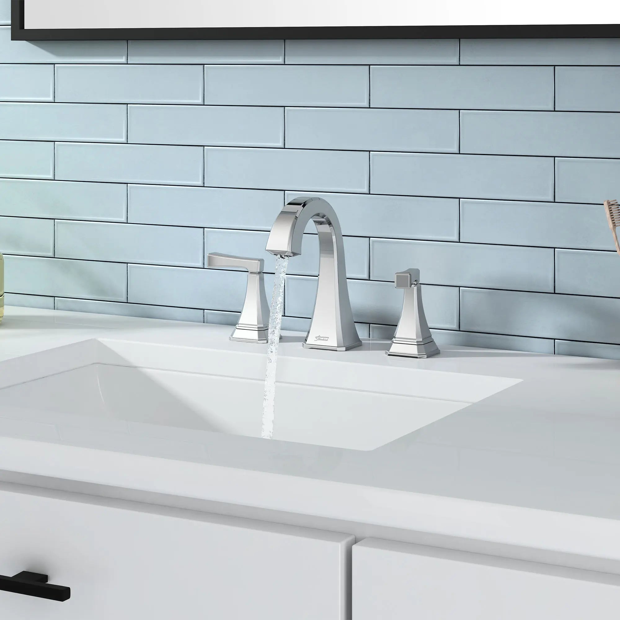 Robinet de salle de bain Westerly à grand écartement de 8 po, 1,2 gpm/4,5 L/min avec 2 poignées à levier // CHROME POLI // 75041_B-7012801002_1_CDNwebp.webp