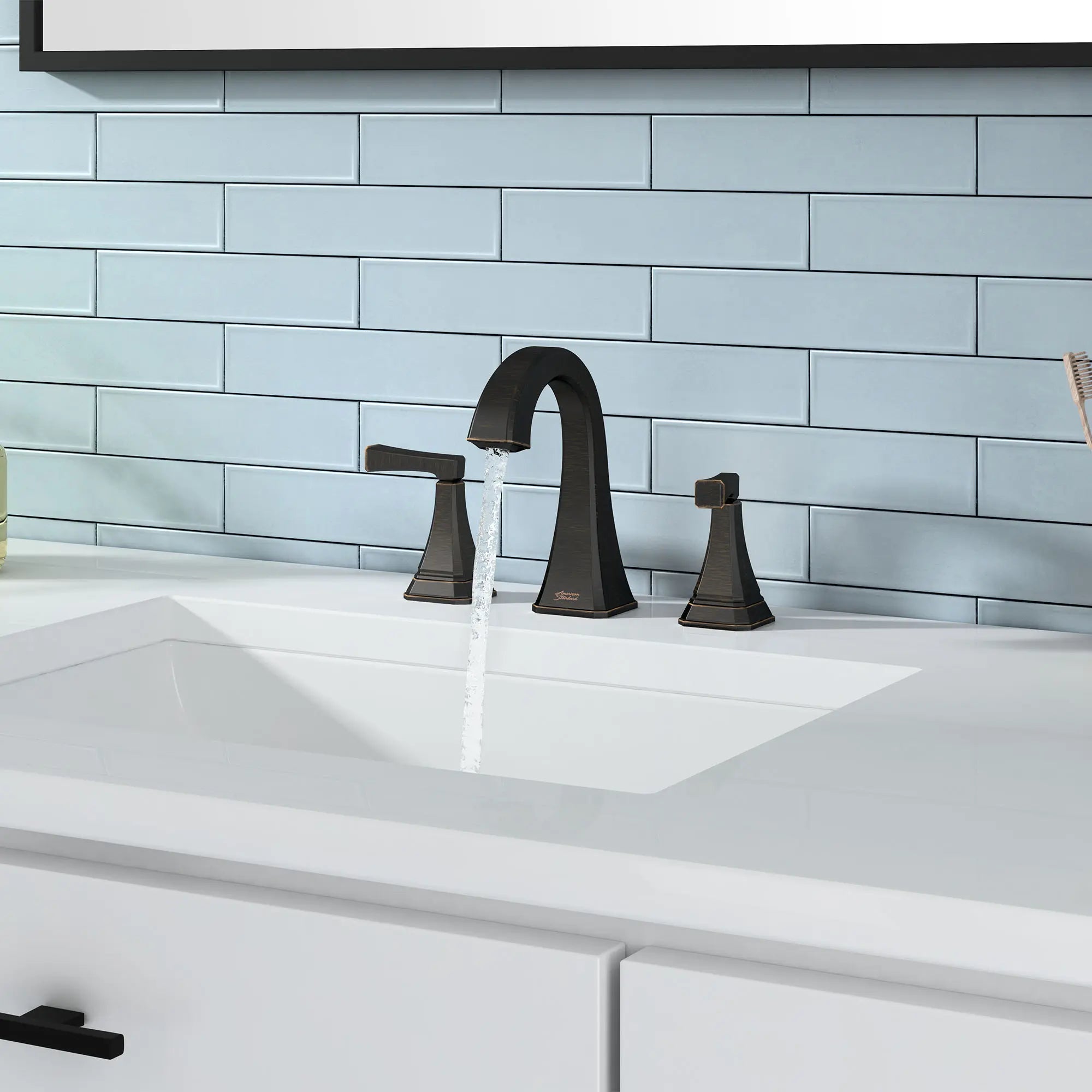 Robinet de salle de bain Westerly à grand écartement de 8 po, 1,2 gpm/4,5 L/min avec 2 poignées à levier // LEGACY BRONZE // 75073_B-7012801278_2_CDNwebp.webp